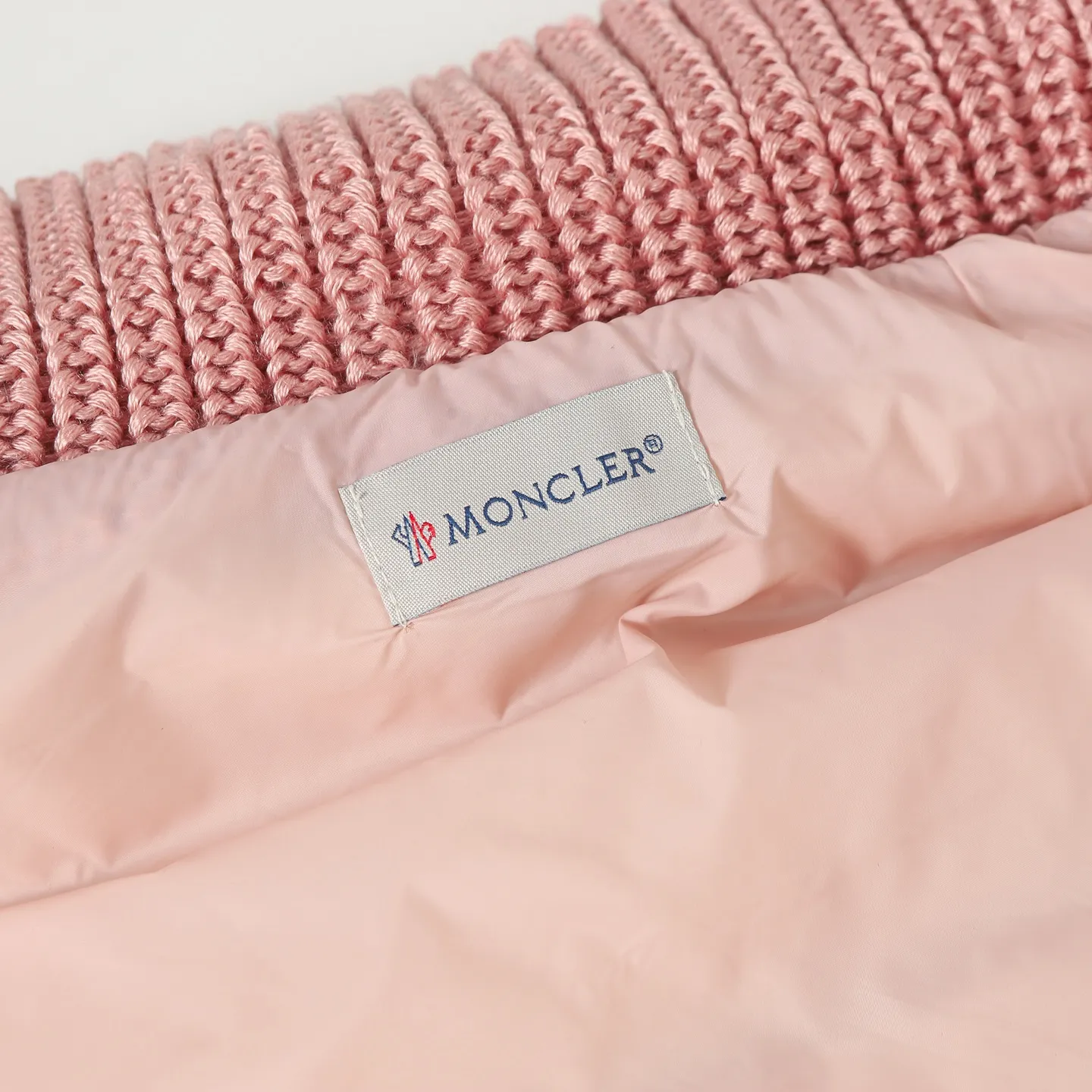 P640 Women's Style] Moncler/Moncler Women's Teddy Teddy Velvet Splicing Knitted Cardigan This cardigan is made of wool and teddy velvet style fabrics, providing a soft and comfortable wearing experience. Midweight knitted piece with down-filled front and back that can easily be worn as a outer layer in warmer weather. Color: white/pink/grey Size: SML