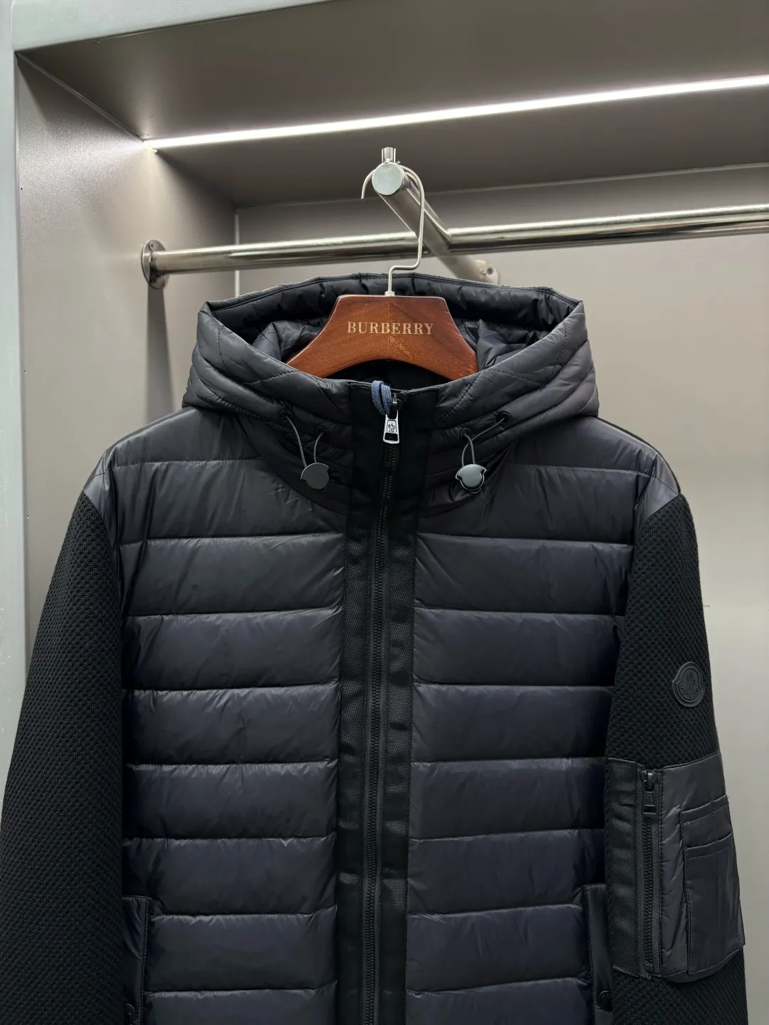 P850 Moncler Men's Down Patchwork Zip Cardigan Down Jacket Unisex Made from a luxurious knit blend, this men's padded cardigan can be worn as an outer layer in warmer weather. The body is filled with warm 95 white goose down. The zippered silhouette and down collar add extra protection from the elements. Lightweight knitted piece. Details Made from a luxurious knit blend •Micro chic nylon lining •Down-filled front •Double-knit •Zipper closure •Zip pockets •Hidden hood •Logo patch logo Sizes: M-XXXL