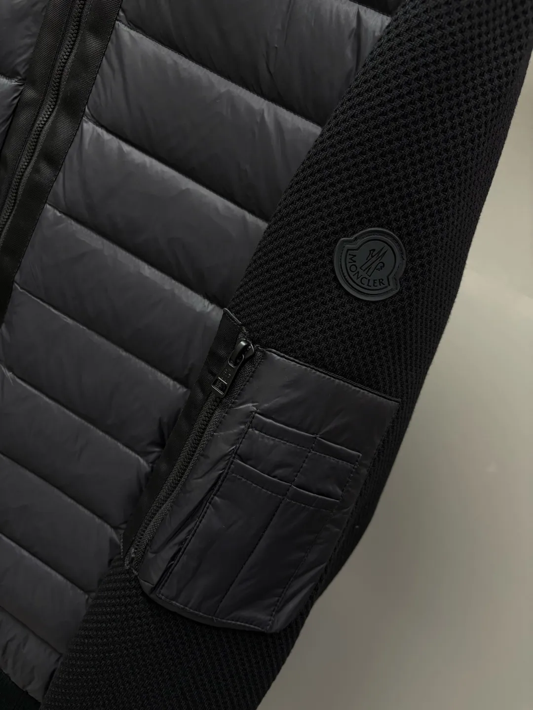 P850 Moncler Men's Down Patchwork Zip Cardigan Down Jacket Unisex Made from a luxurious knit blend, this men's padded cardigan can be worn as an outer layer in warmer weather. The body is filled with warm 95 white goose down. The zippered silhouette and down collar add extra protection from the elements. Lightweight knitted piece. Details Made from a luxurious knit blend •Micro chic nylon lining •Down-filled front •Double-knit •Zipper closure •Zip pockets •Hidden hood •Logo patch logo Sizes: M-XXXL