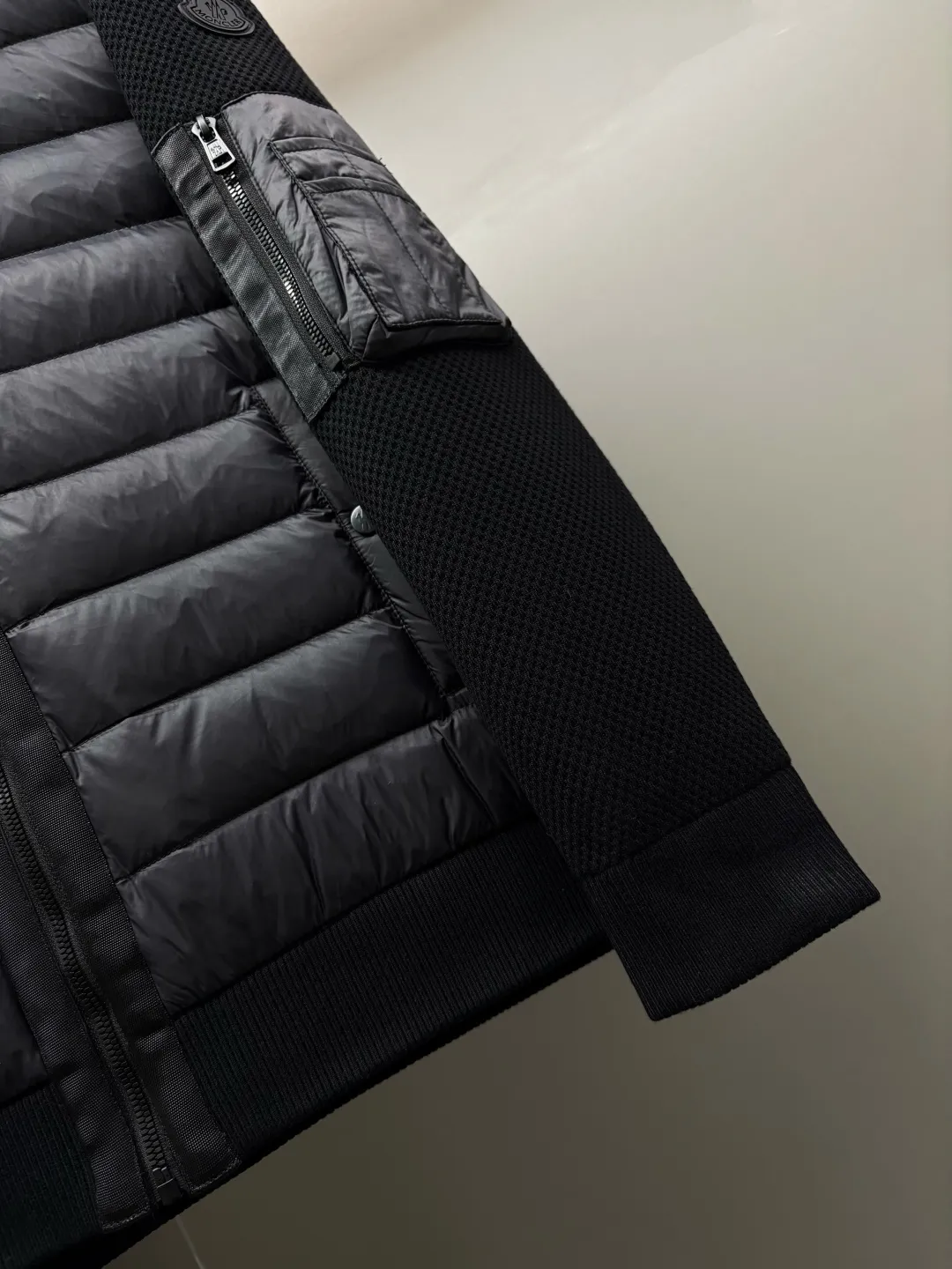 P850 Moncler Men's Down Patchwork Zip Cardigan Down Jacket Unisex Made from a luxurious knit blend, this men's padded cardigan can be worn as an outer layer in warmer weather. The body is filled with warm 95 white goose down. The zippered silhouette and down collar add extra protection from the elements. Lightweight knitted piece. Details Made from a luxurious knit blend •Micro chic nylon lining •Down-filled front •Double-knit •Zipper closure •Zip pockets •Hidden hood •Logo patch logo Sizes: M-XXXL