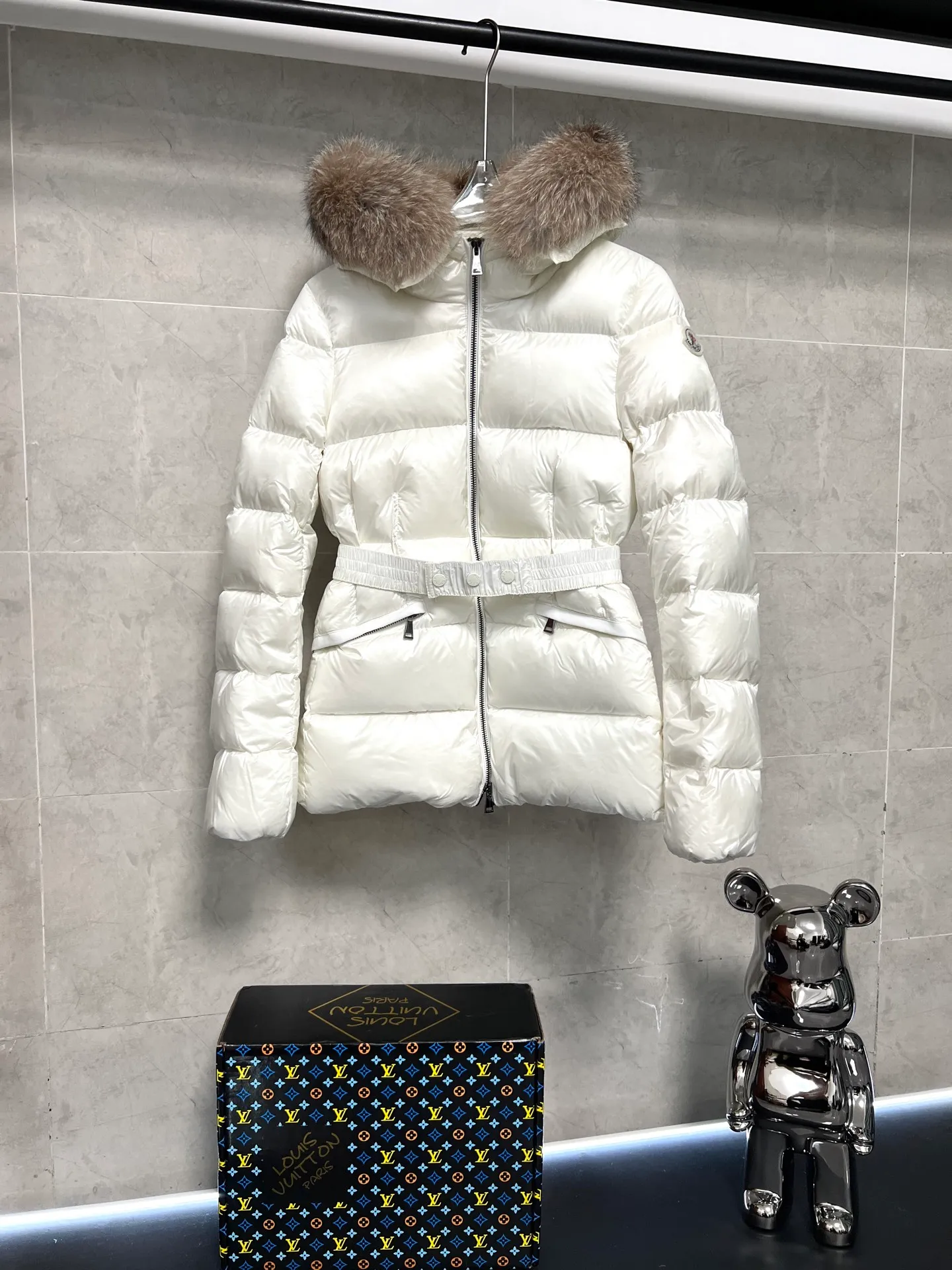 P1080 Moncler's new fur collar hooded waisted down jacket. The slim fit highlights the fluffy temperament of this down jacket. It is light and neat without any bloat. The fur collar at the neck is very textured. It is super slim and reduces your age. It is both warm and fashionable. It is definitely a versatile and unmistakable warm weapon for daily outings. Size: 1234