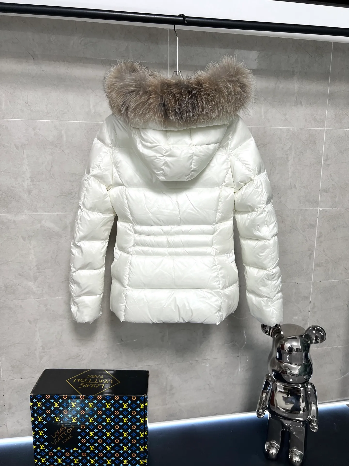 P1080 Moncler's new fur collar hooded waisted down jacket. The slim fit highlights the fluffy temperament of this down jacket. It is light and neat without any bloat. The fur collar at the neck is very textured. It is super slim and reduces your age. It is both warm and fashionable. It is definitely a versatile and unmistakable warm weapon for daily outings. Size: 1234