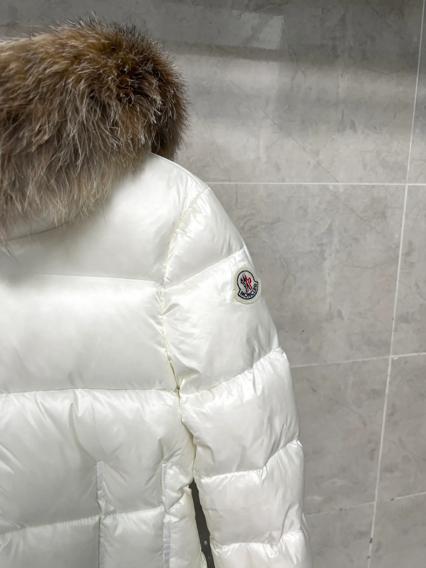 P1080 Moncler's new fur collar hooded waisted down jacket. The slim fit highlights the fluffy temperament of this down jacket. It is light and neat without any bloat. The fur collar at the neck is very textured. It is super slim and reduces your age. It is both warm and fashionable. It is definitely a versatile and unmistakable warm weapon for daily outings. Size: 1234