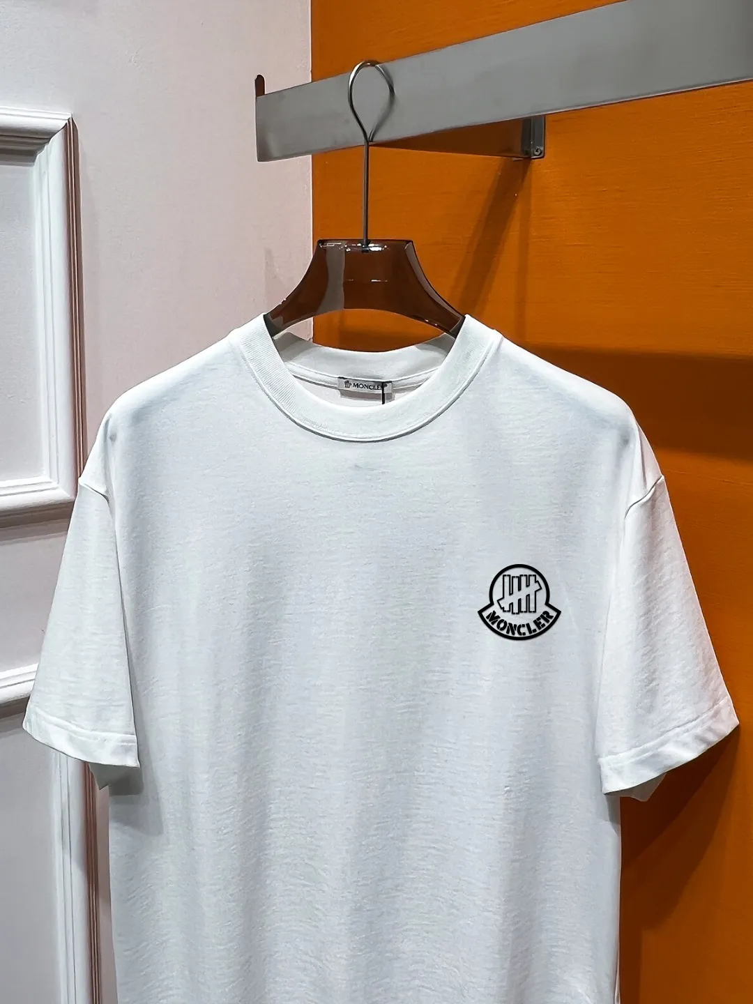 P140 MONCLER# Spring and summer top counter synchronous short-sleeved T-shirt (complete with 3 labels). It is made of imported 100%-32 count double-strand Xinjiang cotton fabric. It is the original fabric of the counter. It has strong brand recognition, full of high street and exquisite style, and will definitely become the best choice for high street appearances. The fabric is thick, has a strong say in texture and comfort, and has a delicate feel. It is comfortable to wear and has a good upper body effect. It is made of pure cotton. This kind of cotton is very special. It feels very soft and has a double-sided texture. This is the first time I have gotten such functional fabric in a long time. It is really good! It’s not a bad style or material, straight men will definitely like it!  It is a fusion of top elements, a classic trendy men's fashion, and the upper body comfort is unparalleled. It can be said that it is a must-have in summer, and it is more fashionable and can easily create a fashionable and stylish super item. It interprets your luxury and taste and creates your fashionable style and charm. Fashionable round neck chest T-shirt This T-shirt has exquisite craftsmanship and full design sense! The matching is trendy and stylish! This must-have item has an elegant upper body, looks good both inside and outside, and combines fashion and comfort. It looks like a basic men's T-shirt, but it is not. It can be worn alone or layered underneath. There is no problem in wearing one piece for all seasons. The product is really, really good! It comes from the original factory, and there are not many pieces that can be counted on the fingers. Whether he can own it or not depends on your hand speed. The custom-woven double-layer rib neck design is flat and snug and not easy to deform. The brand logo remains the same, creating an alternative luxury fashion atmosphere and becoming a new concept that breaks out of the cocoon in the year. Available in two colors: white and black. Size: S M L XL 2XL
