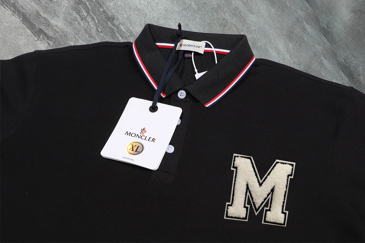 P190 Complete with three standards] MONCLER~ MONCLER 2024 summer new high-quality lapel short-sleeved POLO shirt, counter-customized fabric, high breathability and comfort, impeccable details, brand element design concept, reflecting high quality. It feels delicate and soft! It presents a casual cut and the upper body shape is great! The chest is filled with three-dimensional embroidery of the brand LOGO to highlight quality and luxury. Color: black/white Size: M~3XL
