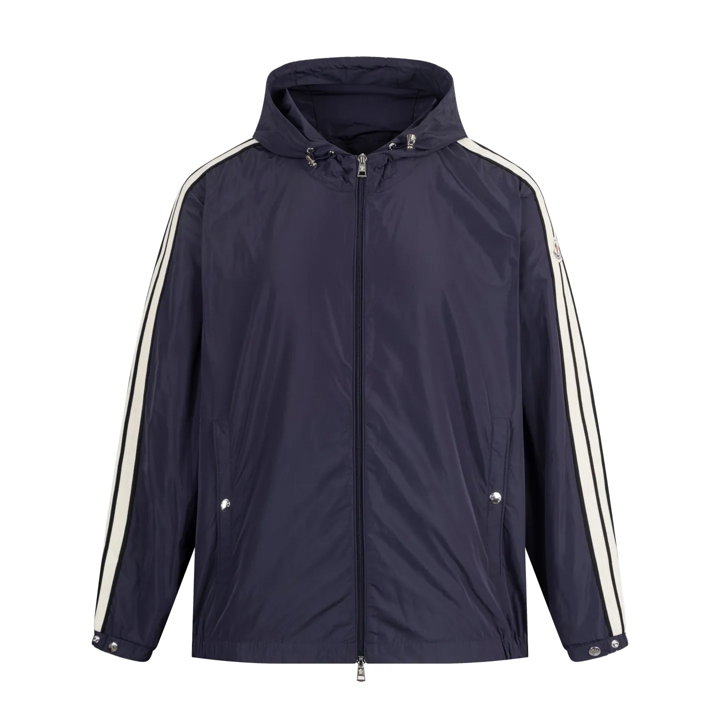 P550 Exclusive supply] Moncler Webbing Armband Lightweight Jacket (Navy Blue) The fabric is made of 100% polyester fiber to create a tough protective outer layer. It is known for its excellent tear resistance and wear resistance. It can quickly return to flatness during wearing and maintain the crisp and stylish appearance of the clothing for a long time. At the same time, it is not easy to deform after being washed for a long time. Decorative edging in two different colors has been added to the center section of the sleeves. This design element not only adds visual highlights to the clothing, making it more fashionable and unique, the webbing is precisely positioned along the specified contours from the cuffs to the seam of the collar to ensure symmetry and overall smoothness. Before actual sewing, use very fine basting stitches for pre-fixing. This step is crucial to prevent the webbing from slipping, twisting, or wrinkling during sewing and ensuring that the final stitch is straight and perfect. Size:1/2/3/4
