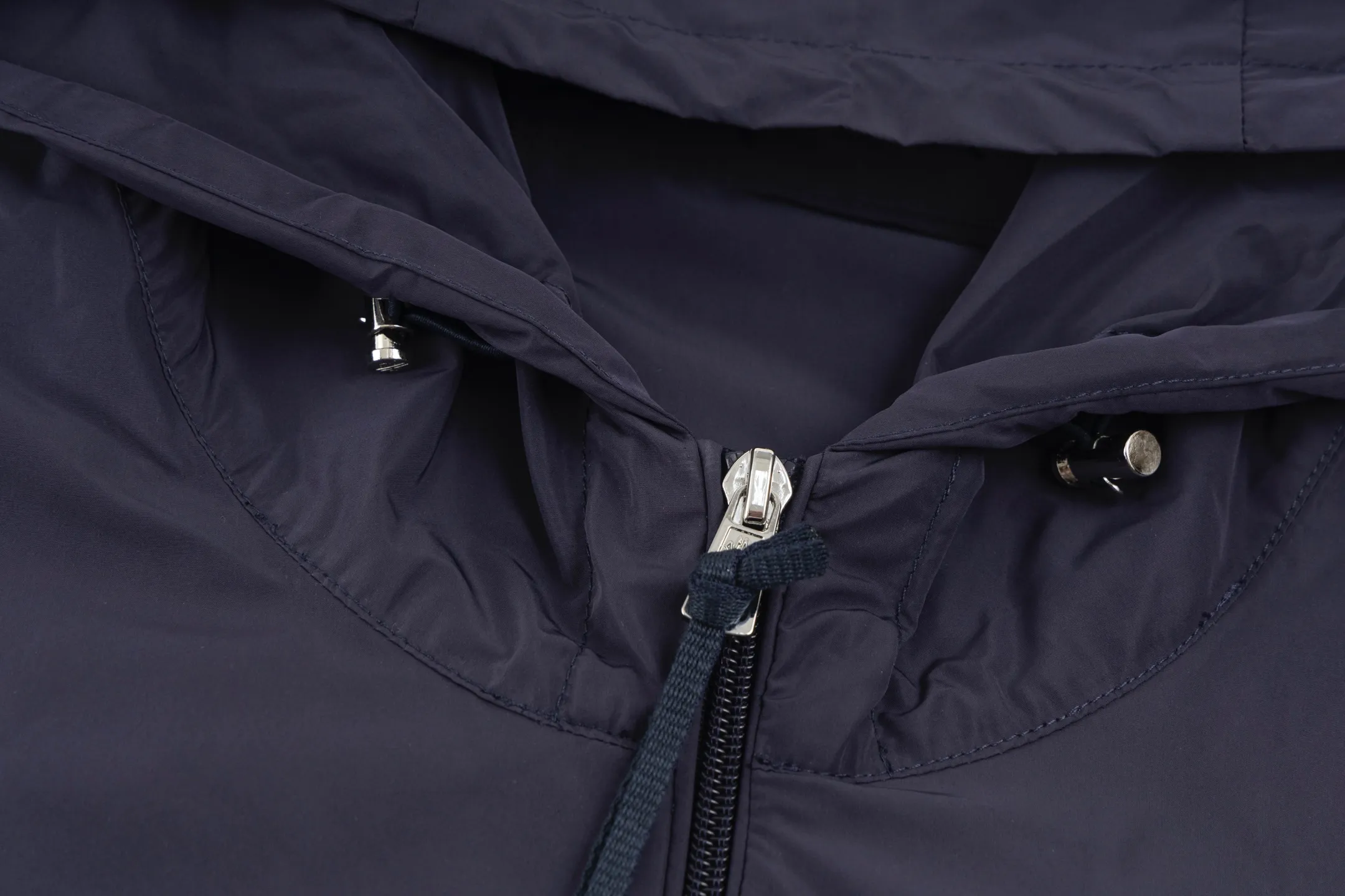 P550 Exclusive supply] Moncler Webbing Armband Lightweight Jacket (Navy Blue) The fabric is made of 100% polyester fiber to create a tough protective outer layer. It is known for its excellent tear resistance and wear resistance. It can quickly return to flatness during wearing and maintain the crisp and stylish appearance of the clothing for a long time. At the same time, it is not easy to deform after being washed for a long time. Decorative edging in two different colors has been added to the center section of the sleeves. This design element not only adds visual highlights to the clothing, making it more fashionable and unique, the webbing is precisely positioned along the specified contours from the cuffs to the seam of the collar to ensure symmetry and overall smoothness. Before actual sewing, use very fine basting stitches for pre-fixing. This step is crucial to prevent the webbing from slipping, twisting, or wrinkling during sewing and ensuring that the final stitch is straight and perfect. Size:1/2/3/4