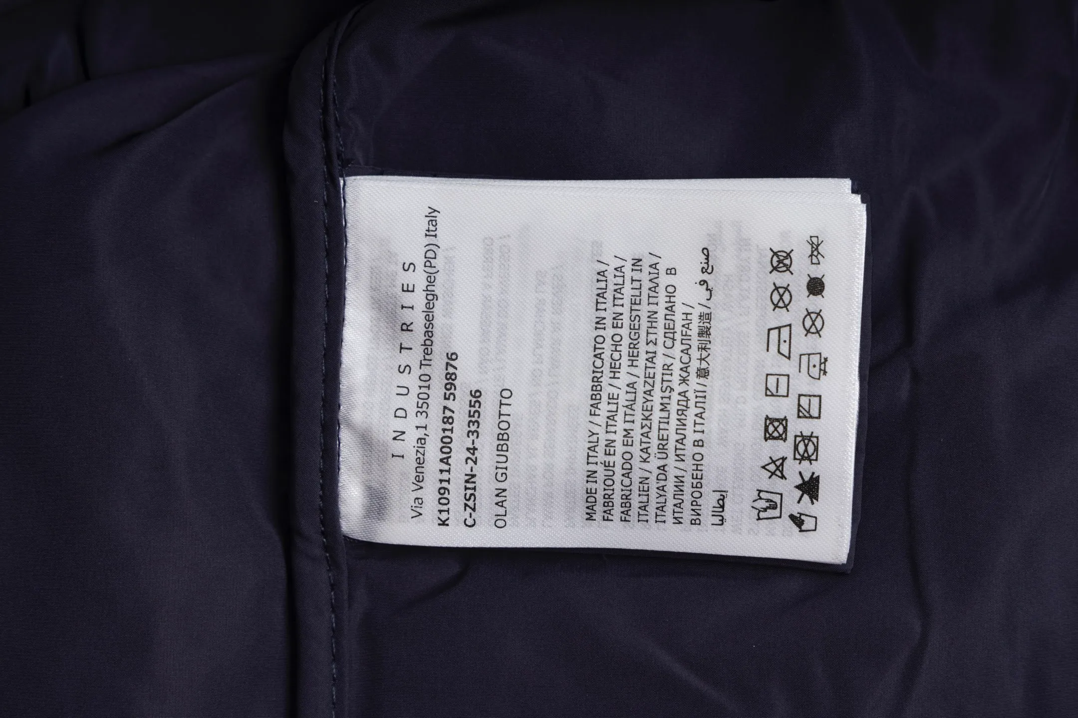 P550 Exclusive supply] Moncler Webbing Armband Lightweight Jacket (Navy Blue) The fabric is made of 100% polyester fiber to create a tough protective outer layer. It is known for its excellent tear resistance and wear resistance. It can quickly return to flatness during wearing and maintain the crisp and stylish appearance of the clothing for a long time. At the same time, it is not easy to deform after being washed for a long time. Decorative edging in two different colors has been added to the center section of the sleeves. This design element not only adds visual highlights to the clothing, making it more fashionable and unique, the webbing is precisely positioned along the specified contours from the cuffs to the seam of the collar to ensure symmetry and overall smoothness. Before actual sewing, use very fine basting stitches for pre-fixing. This step is crucial to prevent the webbing from slipping, twisting, or wrinkling during sewing and ensuring that the final stitch is straight and perfect. Size:1/2/3/4
