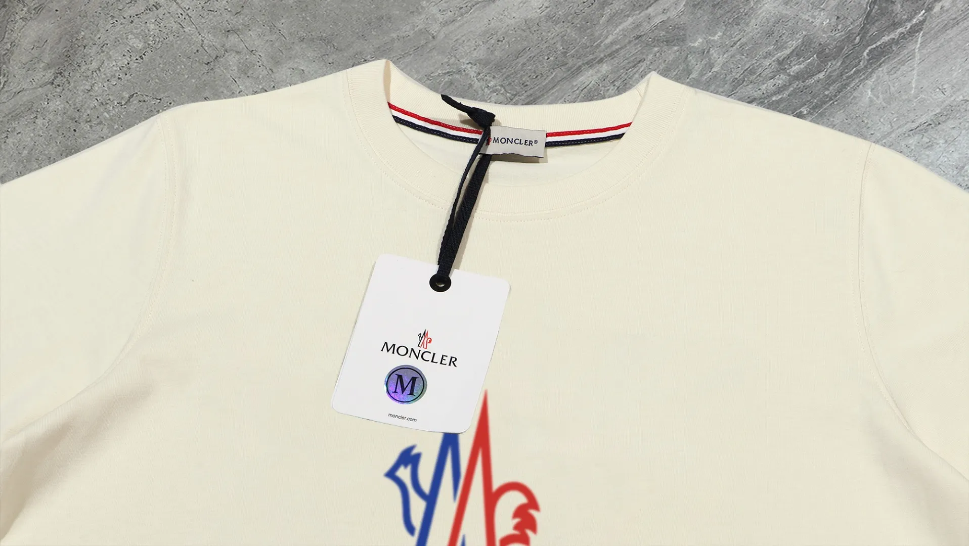 P210 High-version sweatshirt) [Long-term stock] 〖𝐌𝐎𝐍𝐂𝐋𝐄𝐑~Mask〗 Made of 440g heavy-weight fabric. It is different from the market currency. It can be matched with any variety and is properly handsome. 😎The whole dress is made of double waistcoats. The double waistcoats make the whole dress more three-dimensional. Not ordinary factories can do such fine work. 2025 Spring runway version of the T stage, on sale at the counter, round neck terry sweatshirt, high-end double-strand pure cotton, custom-made stretch ribs, dyed in the same vat, complete with three standards, matched with exquisite embroidered LOGO on the chest, simple and advanced, same style for men and women. Color: black, apricot, white, size: S M L XL 2XL