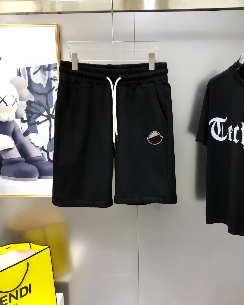 P230 Moncler 2024 new original men's casual shorts, the latest release on the official website of the counter, ✨ High-end quality, simple, fashionable and elegant ✨ Classic logo LOGO design, customized original imported 100% cotton fabric, simple and elegant, versatile style, elegant and handsome upper body, brand new sense of sight! The details are all in place, no one is picky about the upper body, and you must pay for your own money. Size: S-XL (can wear up to 185 pounds, please state your height and weight when placing an order) Black Gray