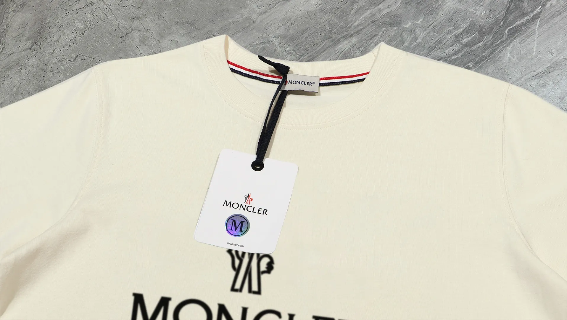 P210 (high-version sweatshirt) [Long-term stock] 〖 𝐌𝐎𝐍𝐂𝐋𝐄𝐑~Mask〗 Made of 440g heavyweight fabric, which is different from the market currency, and can be matched with any variety to make it look handsome. 2025 T stage spring catwalk version, on sale at counters, round neck terry sweatshirt, high-end double-ply cotton, custom-made stretch ribs, dyed in the same vat, complete with three standards, matched with exquisite embroidered LOGO on the chest, simple and advanced, same style for men and women. Color: black, apricot, white, size: S M L XL 2XL
