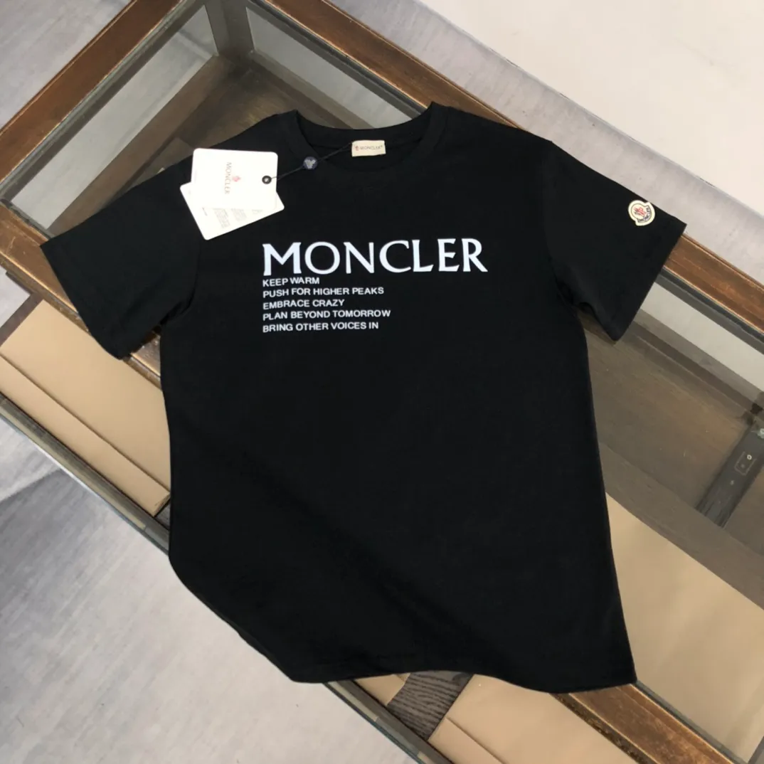 P150 MONCLER New model for the mouth. Themed design T-shirt. The fabric upper body is comfortable and breathable, not stiff, slim cut, and made of high-end custom-made pure cotton fabric! The upper body is comfortable and stylish, and it can be worn alone as an inner layer. It is a must-have for fashionistas! ! ! Black White [Size] S-XL (larger version)