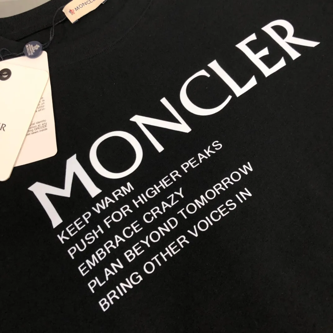 P150 MONCLER New model for the mouth. Themed design T-shirt. The fabric upper body is comfortable and breathable, not stiff, slim cut, and made of high-end custom-made pure cotton fabric! The upper body is comfortable and stylish, and it can be worn alone as an inner layer. It is a must-have for fashionistas! ! ! Black White [Size] S-XL (larger version)