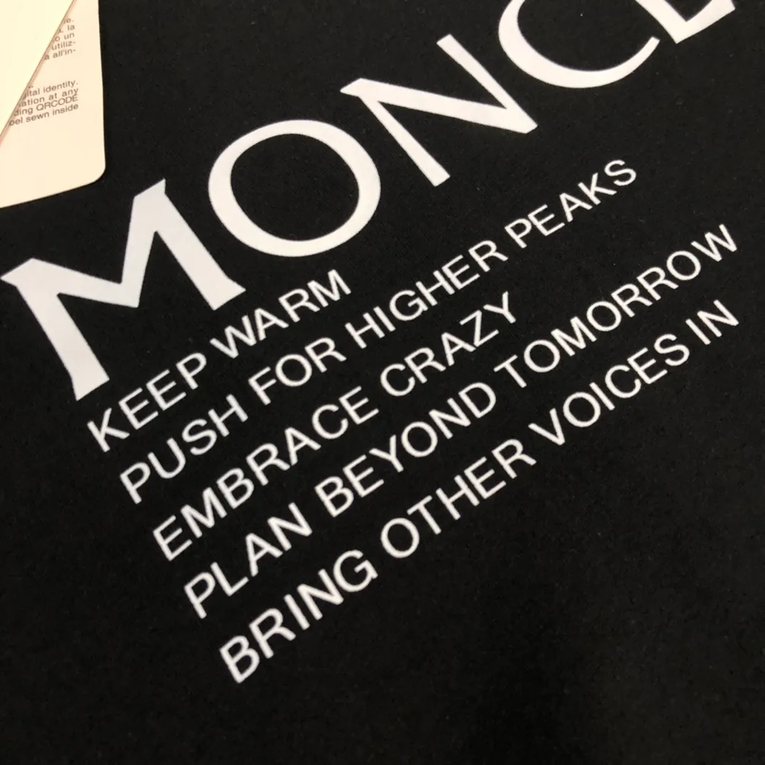 P150 MONCLER New model for the mouth. Themed design T-shirt. The fabric upper body is comfortable and breathable, not stiff, slim cut, and made of high-end custom-made pure cotton fabric! The upper body is comfortable and stylish, and it can be worn alone as an inner layer. It is a must-have for fashionistas! ! ! Black White [Size] S-XL (larger version)