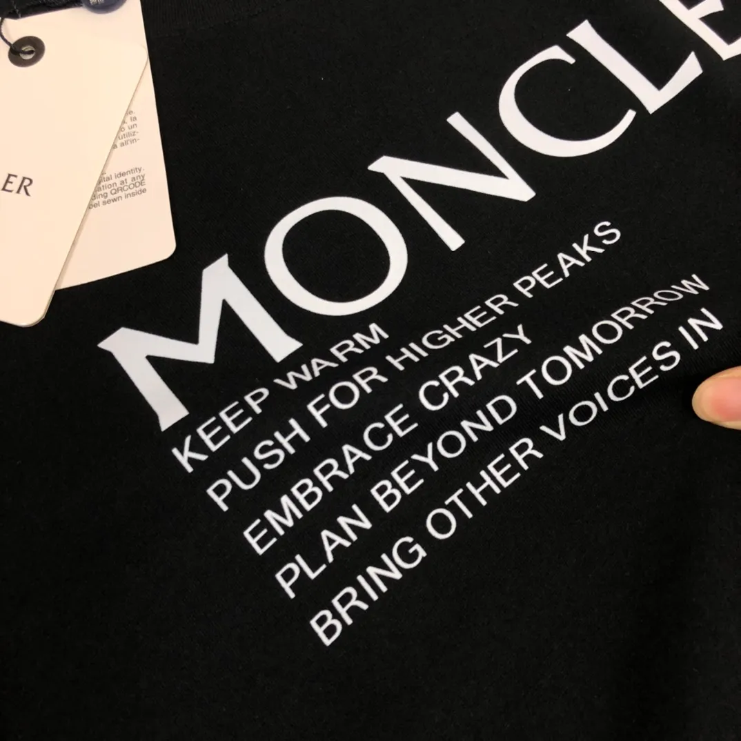 P150 MONCLER New model for the mouth. Themed design T-shirt. The fabric upper body is comfortable and breathable, not stiff, slim cut, and made of high-end custom-made pure cotton fabric! The upper body is comfortable and stylish, and it can be worn alone as an inner layer. It is a must-have for fashionistas! ! ! Black White [Size] S-XL (larger version)