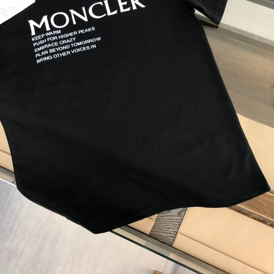 P150 MONCLER New model for the mouth. Themed design T-shirt. The fabric upper body is comfortable and breathable, not stiff, slim cut, and made of high-end custom-made pure cotton fabric! The upper body is comfortable and stylish, and it can be worn alone as an inner layer. It is a must-have for fashionistas! ! ! Black White [Size] S-XL (larger version)