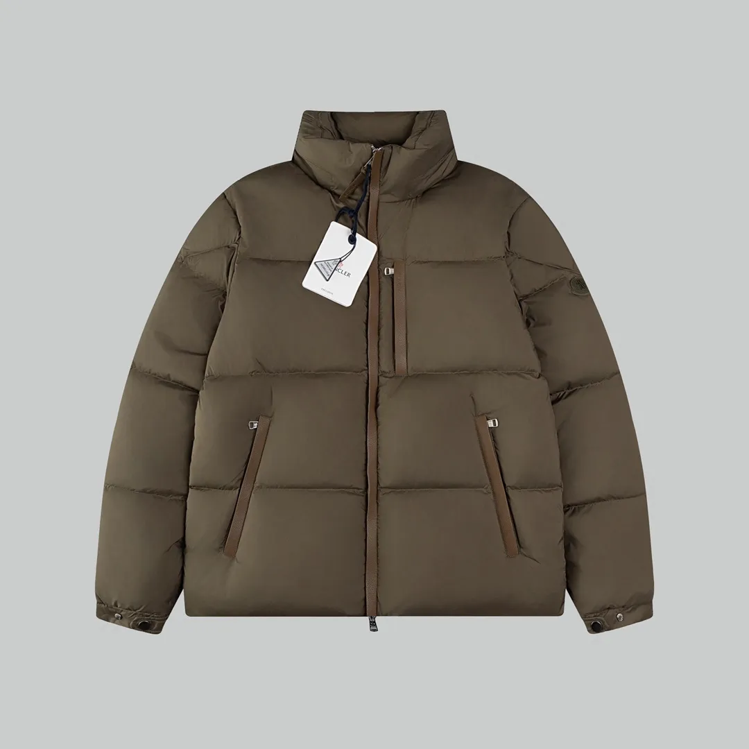 P720 [Higher Edition] [New] Moncler Mouth 24FW BESBRE Leather Zipper Short Men's and Women's Down Jacket - Explosive 💥New Product Fashionable, Versatile, Comfortable, Breathable, Hidden Hood Mouth Mouth Down Jacket~ On sale simultaneously! This down jacket has a great sense of design and looks, and you can buy it directly with quality control. It’s a high-end product that you can’t go wrong with! Simple and elegant design ~ and engraved with brand logo letters ~ the overall design makes this dress unique! It is made of imported high-tech fabrics and filled with 90% white goose down. The texture of the fabric and the shape are perfect. You can feel its powerful aura through the detailed pictures. It also has superior handsomeness and thermal performance, making it easy to wear in various occasions! With polythermal insulation, you don’t have to worry about a little chill! The placket is designed with a leather zipper, which is both fashionable and functional. It not only highlights the shape but also keeps warm. The leather pockets make the whole style more luxurious!  Color: black coffee Size: 1 2 3 4 5 ready for delivery in seconds