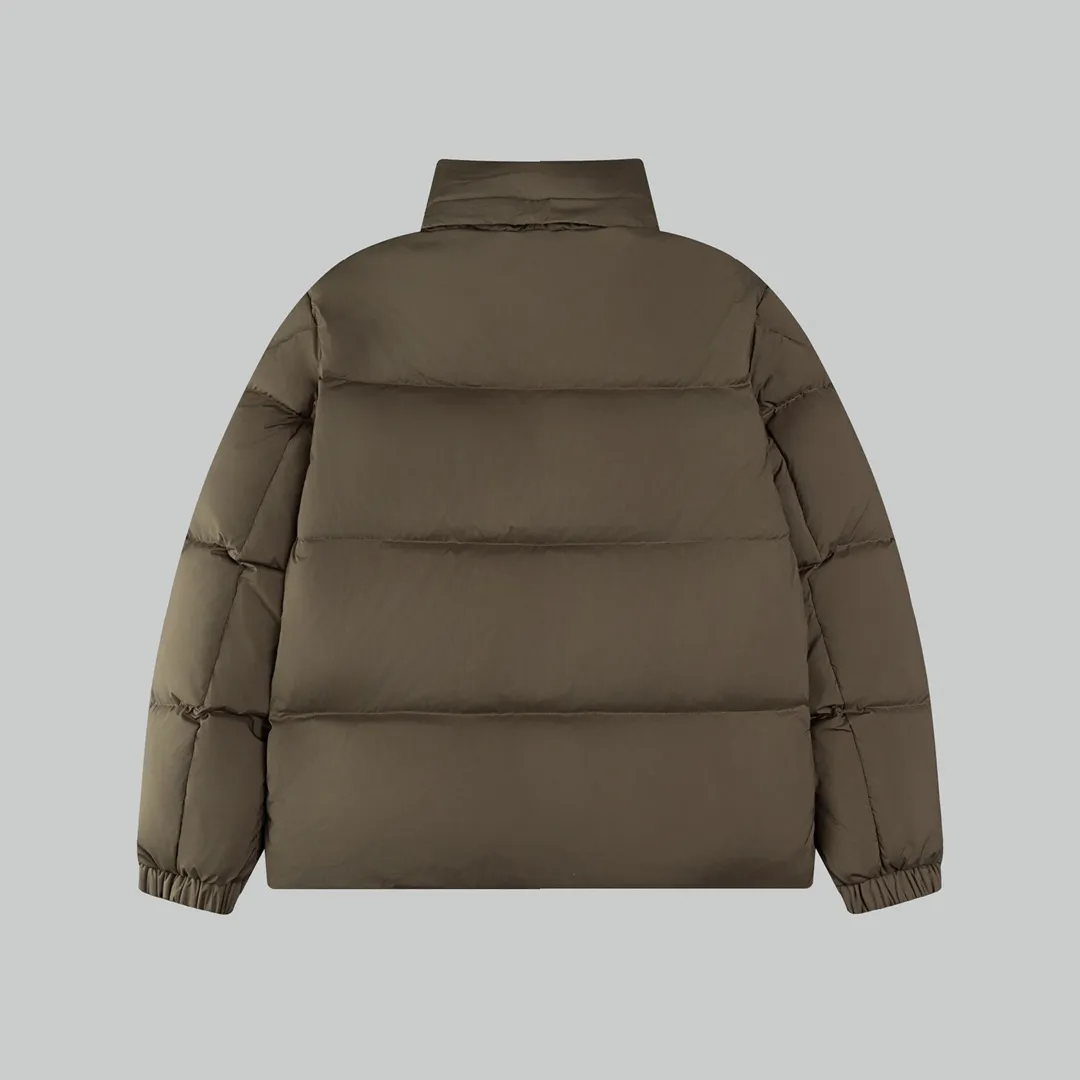 P720 [Higher Edition] [New] Moncler Mouth 24FW BESBRE Leather Zipper Short Men's and Women's Down Jacket - Explosive 💥New Product Fashionable, Versatile, Comfortable, Breathable, Hidden Hood Mouth Mouth Down Jacket~ On sale simultaneously! This down jacket has a great sense of design and looks, and you can buy it directly with quality control. It’s a high-end product that you can’t go wrong with! Simple and elegant design ~ and engraved with brand logo letters ~ the overall design makes this dress unique! It is made of imported high-tech fabrics and filled with 90% white goose down. The texture of the fabric and the shape are perfect. You can feel its powerful aura through the detailed pictures. It also has superior handsomeness and thermal performance, making it easy to wear in various occasions! With polythermal insulation, you don’t have to worry about a little chill! The placket is designed with a leather zipper, which is both fashionable and functional. It not only highlights the shape but also keeps warm. The leather pockets make the whole style more luxurious!  Color: black coffee Size: 1 2 3 4 5 ready for delivery in seconds