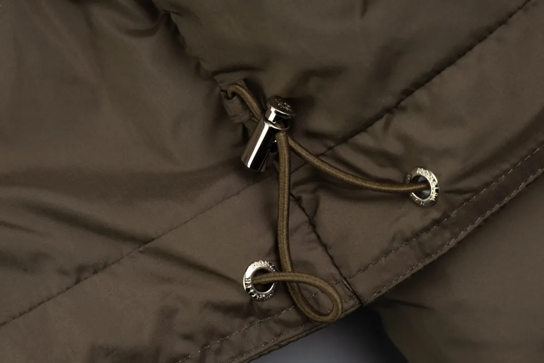 P720 [Higher Edition] [New] Moncler Mouth 24FW BESBRE Leather Zipper Short Men's and Women's Down Jacket - Explosive 💥New Product Fashionable, Versatile, Comfortable, Breathable, Hidden Hood Mouth Mouth Down Jacket~ On sale simultaneously! This down jacket has a great sense of design and looks, and you can buy it directly with quality control. It’s a high-end product that you can’t go wrong with! Simple and elegant design ~ and engraved with brand logo letters ~ the overall design makes this dress unique! It is made of imported high-tech fabrics and filled with 90% white goose down. The texture of the fabric and the shape are perfect. You can feel its powerful aura through the detailed pictures. It also has superior handsomeness and thermal performance, making it easy to wear in various occasions! With polythermal insulation, you don’t have to worry about a little chill! The placket is designed with a leather zipper, which is both fashionable and functional. It not only highlights the shape but also keeps warm. The leather pockets make the whole style more luxurious!  Color: black coffee Size: 1 2 3 4 5 ready for delivery in seconds