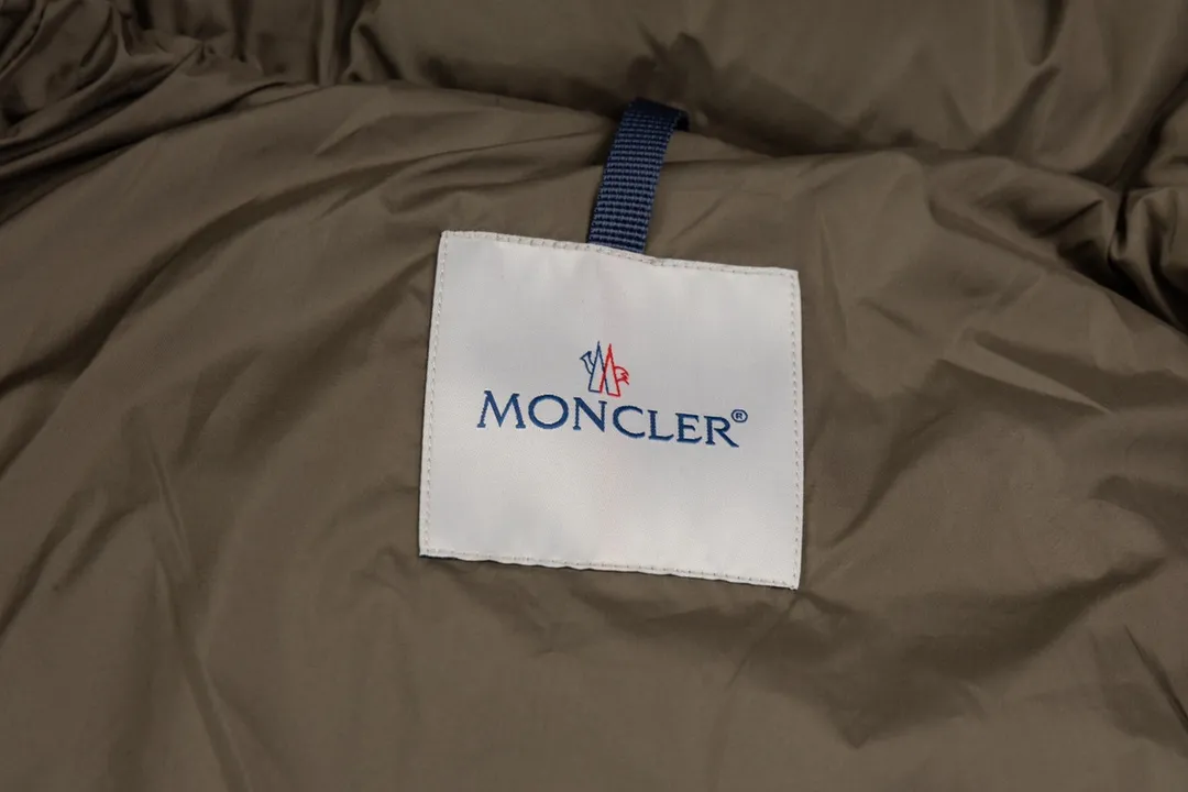 P720 [Higher Edition] [New] Moncler Mouth 24FW BESBRE Leather Zipper Short Men's and Women's Down Jacket - Explosive 💥New Product Fashionable, Versatile, Comfortable, Breathable, Hidden Hood Mouth Mouth Down Jacket~ On sale simultaneously! This down jacket has a great sense of design and looks, and you can buy it directly with quality control. It’s a high-end product that you can’t go wrong with! Simple and elegant design ~ and engraved with brand logo letters ~ the overall design makes this dress unique! It is made of imported high-tech fabrics and filled with 90% white goose down. The texture of the fabric and the shape are perfect. You can feel its powerful aura through the detailed pictures. It also has superior handsomeness and thermal performance, making it easy to wear in various occasions! With polythermal insulation, you don’t have to worry about a little chill! The placket is designed with a leather zipper, which is both fashionable and functional. It not only highlights the shape but also keeps warm. The leather pockets make the whole style more luxurious!  Color: black coffee Size: 1 2 3 4 5 ready for delivery in seconds