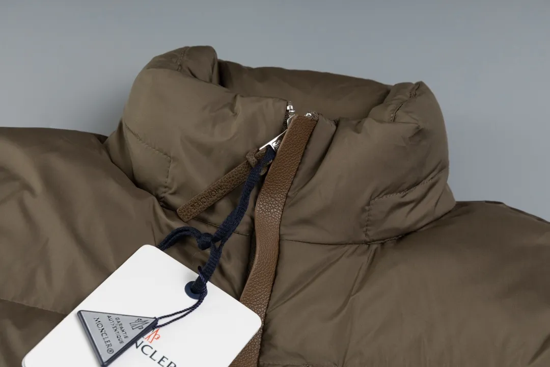 P720 [Higher Edition] [New] Moncler Mouth 24FW BESBRE Leather Zipper Short Men's and Women's Down Jacket - Explosive 💥New Product Fashionable, Versatile, Comfortable, Breathable, Hidden Hood Mouth Mouth Down Jacket~ On sale simultaneously! This down jacket has a great sense of design and looks, and you can buy it directly with quality control. It’s a high-end product that you can’t go wrong with! Simple and elegant design ~ and engraved with brand logo letters ~ the overall design makes this dress unique! It is made of imported high-tech fabrics and filled with 90% white goose down. The texture of the fabric and the shape are perfect. You can feel its powerful aura through the detailed pictures. It also has superior handsomeness and thermal performance, making it easy to wear in various occasions! With polythermal insulation, you don’t have to worry about a little chill! The placket is designed with a leather zipper, which is both fashionable and functional. It not only highlights the shape but also keeps warm. The leather pockets make the whole style more luxurious!  Color: black coffee Size: 1 2 3 4 5 ready for delivery in seconds