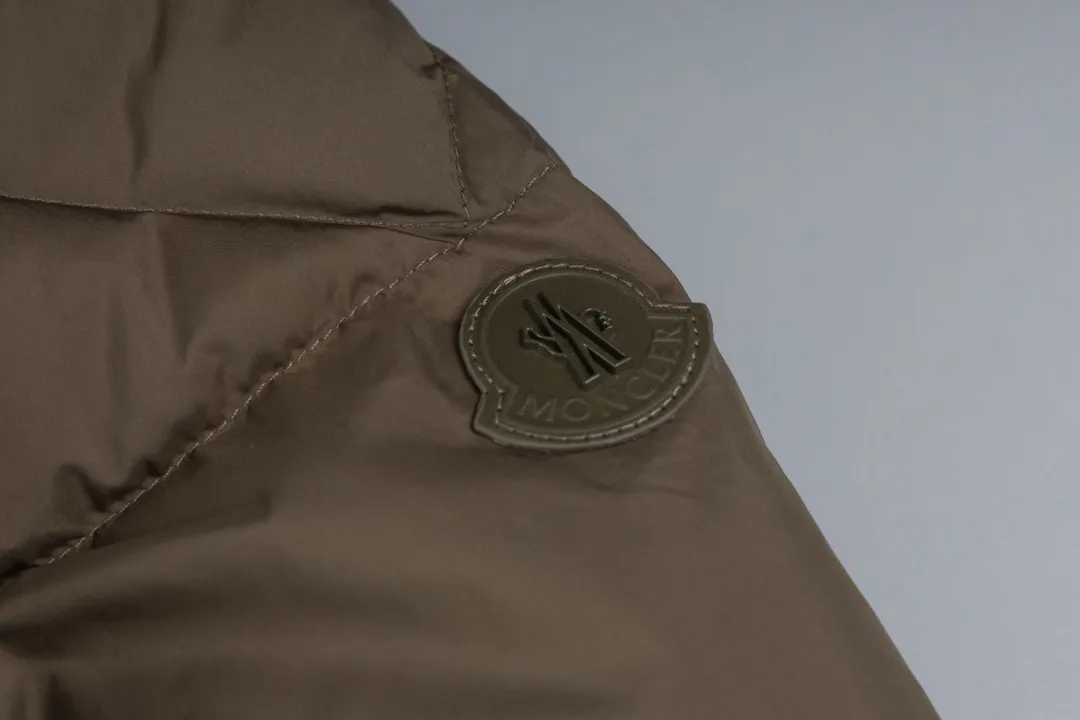 P720 [Higher Edition] [New] Moncler Mouth 24FW BESBRE Leather Zipper Short Men's and Women's Down Jacket - Explosive 💥New Product Fashionable, Versatile, Comfortable, Breathable, Hidden Hood Mouth Mouth Down Jacket~ On sale simultaneously! This down jacket has a great sense of design and looks, and you can buy it directly with quality control. It’s a high-end product that you can’t go wrong with! Simple and elegant design ~ and engraved with brand logo letters ~ the overall design makes this dress unique! It is made of imported high-tech fabrics and filled with 90% white goose down. The texture of the fabric and the shape are perfect. You can feel its powerful aura through the detailed pictures. It also has superior handsomeness and thermal performance, making it easy to wear in various occasions! With polythermal insulation, you don’t have to worry about a little chill! The placket is designed with a leather zipper, which is both fashionable and functional. It not only highlights the shape but also keeps warm. The leather pockets make the whole style more luxurious!  Color: black coffee Size: 1 2 3 4 5 ready for delivery in seconds