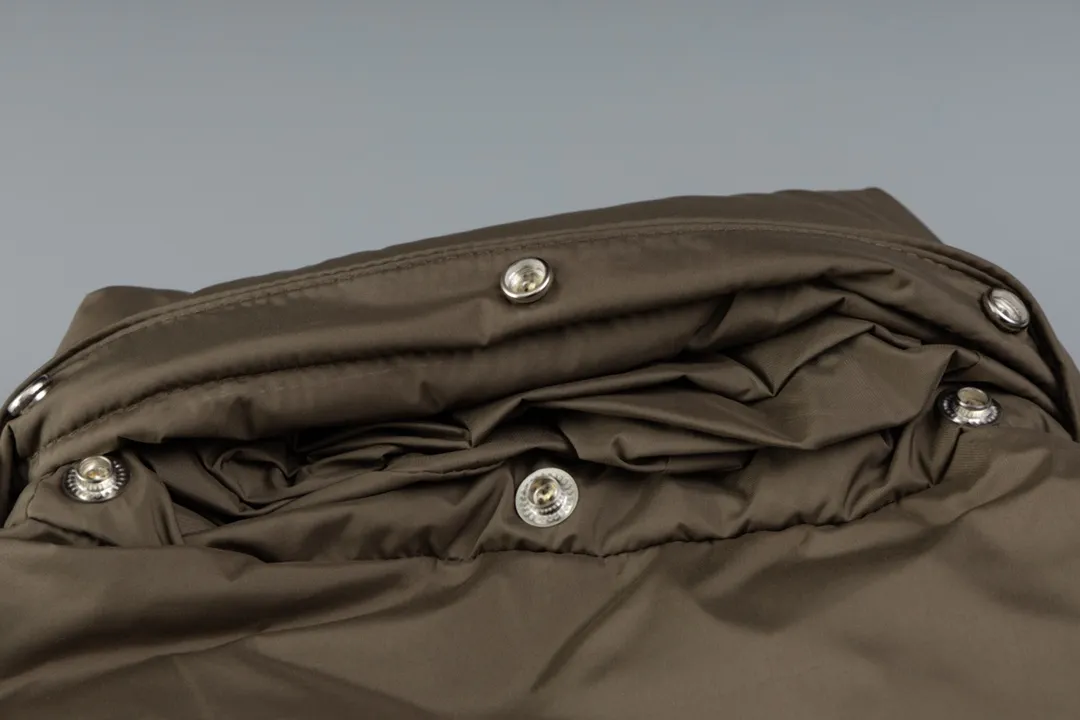 P720 [Higher Edition] [New] Moncler Mouth 24FW BESBRE Leather Zipper Short Men's and Women's Down Jacket - Explosive 💥New Product Fashionable, Versatile, Comfortable, Breathable, Hidden Hood Mouth Mouth Down Jacket~ On sale simultaneously! This down jacket has a great sense of design and looks, and you can buy it directly with quality control. It’s a high-end product that you can’t go wrong with! Simple and elegant design ~ and engraved with brand logo letters ~ the overall design makes this dress unique! It is made of imported high-tech fabrics and filled with 90% white goose down. The texture of the fabric and the shape are perfect. You can feel its powerful aura through the detailed pictures. It also has superior handsomeness and thermal performance, making it easy to wear in various occasions! With polythermal insulation, you don’t have to worry about a little chill! The placket is designed with a leather zipper, which is both fashionable and functional. It not only highlights the shape but also keeps warm. The leather pockets make the whole style more luxurious!  Color: black coffee Size: 1 2 3 4 5 ready for delivery in seconds