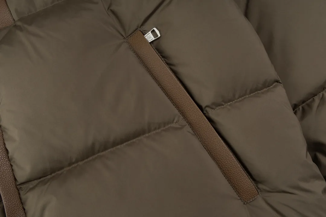 P720 [Higher Edition] [New] Moncler Mouth 24FW BESBRE Leather Zipper Short Men's and Women's Down Jacket - Explosive 💥New Product Fashionable, Versatile, Comfortable, Breathable, Hidden Hood Mouth Mouth Down Jacket~ On sale simultaneously! This down jacket has a great sense of design and looks, and you can buy it directly with quality control. It’s a high-end product that you can’t go wrong with! Simple and elegant design ~ and engraved with brand logo letters ~ the overall design makes this dress unique! It is made of imported high-tech fabrics and filled with 90% white goose down. The texture of the fabric and the shape are perfect. You can feel its powerful aura through the detailed pictures. It also has superior handsomeness and thermal performance, making it easy to wear in various occasions! With polythermal insulation, you don’t have to worry about a little chill! The placket is designed with a leather zipper, which is both fashionable and functional. It not only highlights the shape but also keeps warm. The leather pockets make the whole style more luxurious!  Color: black coffee Size: 1 2 3 4 5 ready for delivery in seconds