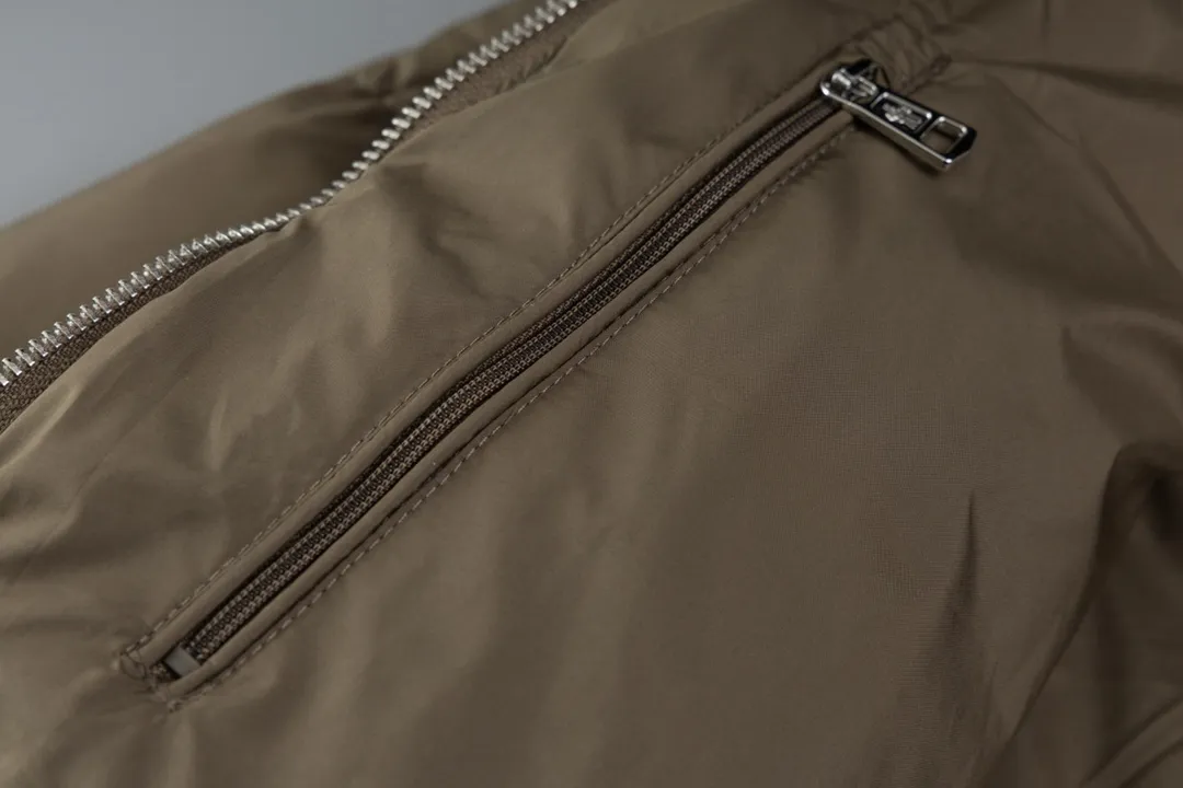 P720 [Higher Edition] [New] Moncler Mouth 24FW BESBRE Leather Zipper Short Men's and Women's Down Jacket - Explosive 💥New Product Fashionable, Versatile, Comfortable, Breathable, Hidden Hood Mouth Mouth Down Jacket~ On sale simultaneously! This down jacket has a great sense of design and looks, and you can buy it directly with quality control. It’s a high-end product that you can’t go wrong with! Simple and elegant design ~ and engraved with brand logo letters ~ the overall design makes this dress unique! It is made of imported high-tech fabrics and filled with 90% white goose down. The texture of the fabric and the shape are perfect. You can feel its powerful aura through the detailed pictures. It also has superior handsomeness and thermal performance, making it easy to wear in various occasions! With polythermal insulation, you don’t have to worry about a little chill! The placket is designed with a leather zipper, which is both fashionable and functional. It not only highlights the shape but also keeps warm. The leather pockets make the whole style more luxurious!  Color: black coffee Size: 1 2 3 4 5 ready for delivery in seconds