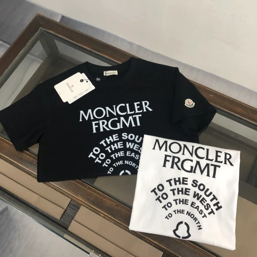 P160 🔥MONCLER Mengkou’s latest trade order short-sleeved T-shirt, in full condition! ! Logo printed on the chest! The upper body is comfortable and breathable, not stiff, and has a rich three-dimensional feel overall. It is a quality export order. It meets the simple needs of commuters for dressing. The upper body effect is very good, slimming, and not picky about the figure. The fabric workmanship... is impeccable. Only good workmanship and good fabrics can make you wear a good taste. It is a must-have item for everyone! Size: Black White Size: S～XL