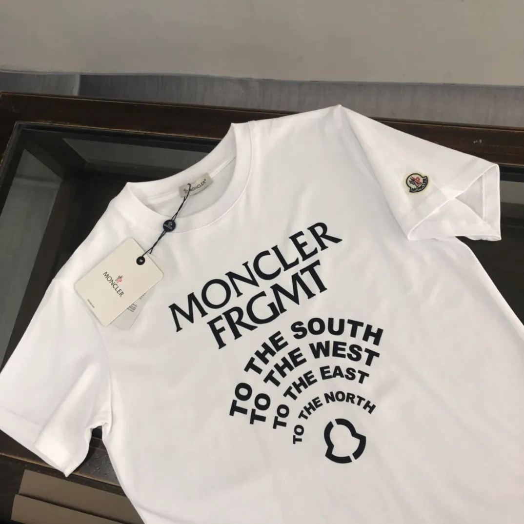 P160 🔥MONCLER Mengkou’s latest trade order short-sleeved T-shirt, in full condition! ! Logo printed on the chest! The upper body is comfortable and breathable, not stiff, and has a rich three-dimensional feel overall. It is a quality export order. It meets the simple needs of commuters for dressing. The upper body effect is very good, slimming, and not picky about the figure. The fabric workmanship... is impeccable. Only good workmanship and good fabrics can make you wear a good taste. It is a must-have item for everyone! Size: Black White Size: S～XL