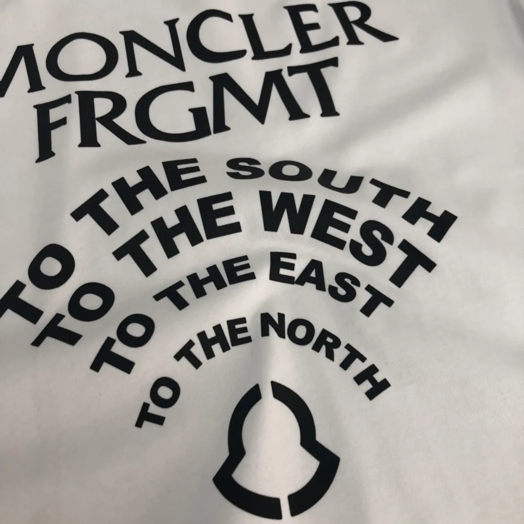 P160 🔥MONCLER Mengkou’s latest trade order short-sleeved T-shirt, in full condition! ! Logo printed on the chest! The upper body is comfortable and breathable, not stiff, and has a rich three-dimensional feel overall. It is a quality export order. It meets the simple needs of commuters for dressing. The upper body effect is very good, slimming, and not picky about the figure. The fabric workmanship... is impeccable. Only good workmanship and good fabrics can make you wear a good taste. It is a must-have item for everyone! Size: Black White Size: S～XL