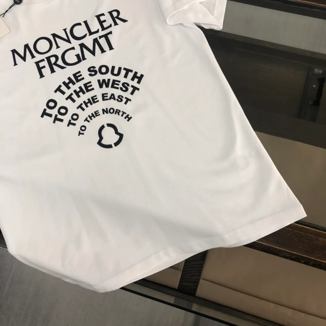 P160 🔥MONCLER Mengkou’s latest trade order short-sleeved T-shirt, in full condition! ! Logo printed on the chest! The upper body is comfortable and breathable, not stiff, and has a rich three-dimensional feel overall. It is a quality export order. It meets the simple needs of commuters for dressing. The upper body effect is very good, slimming, and not picky about the figure. The fabric workmanship... is impeccable. Only good workmanship and good fabrics can make you wear a good taste. It is a must-have item for everyone! Size: Black White Size: S～XL