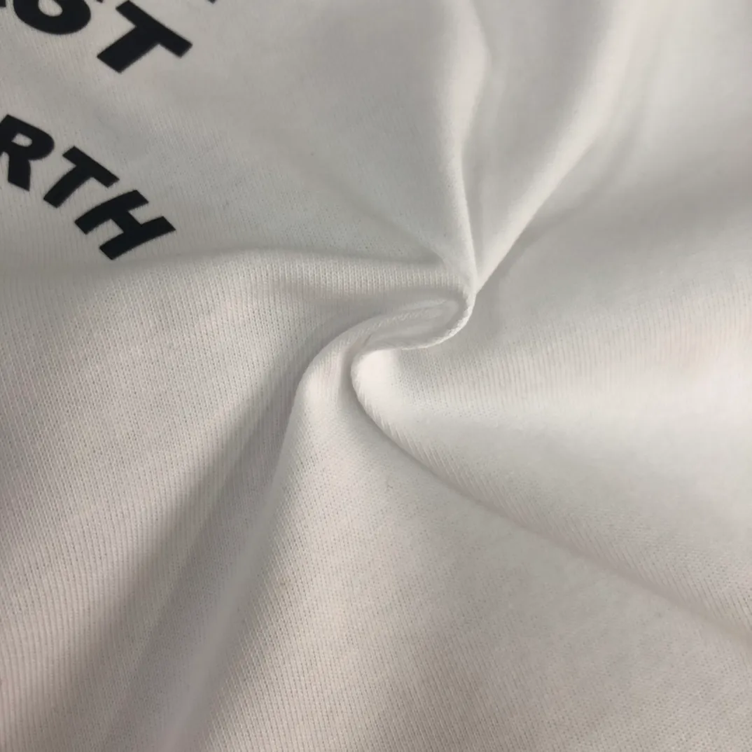 P160 🔥MONCLER Mengkou’s latest trade order short-sleeved T-shirt, in full condition! ! Logo printed on the chest! The upper body is comfortable and breathable, not stiff, and has a rich three-dimensional feel overall. It is a quality export order. It meets the simple needs of commuters for dressing. The upper body effect is very good, slimming, and not picky about the figure. The fabric workmanship... is impeccable. Only good workmanship and good fabrics can make you wear a good taste. It is a must-have item for everyone! Size: Black White Size: S～XL
