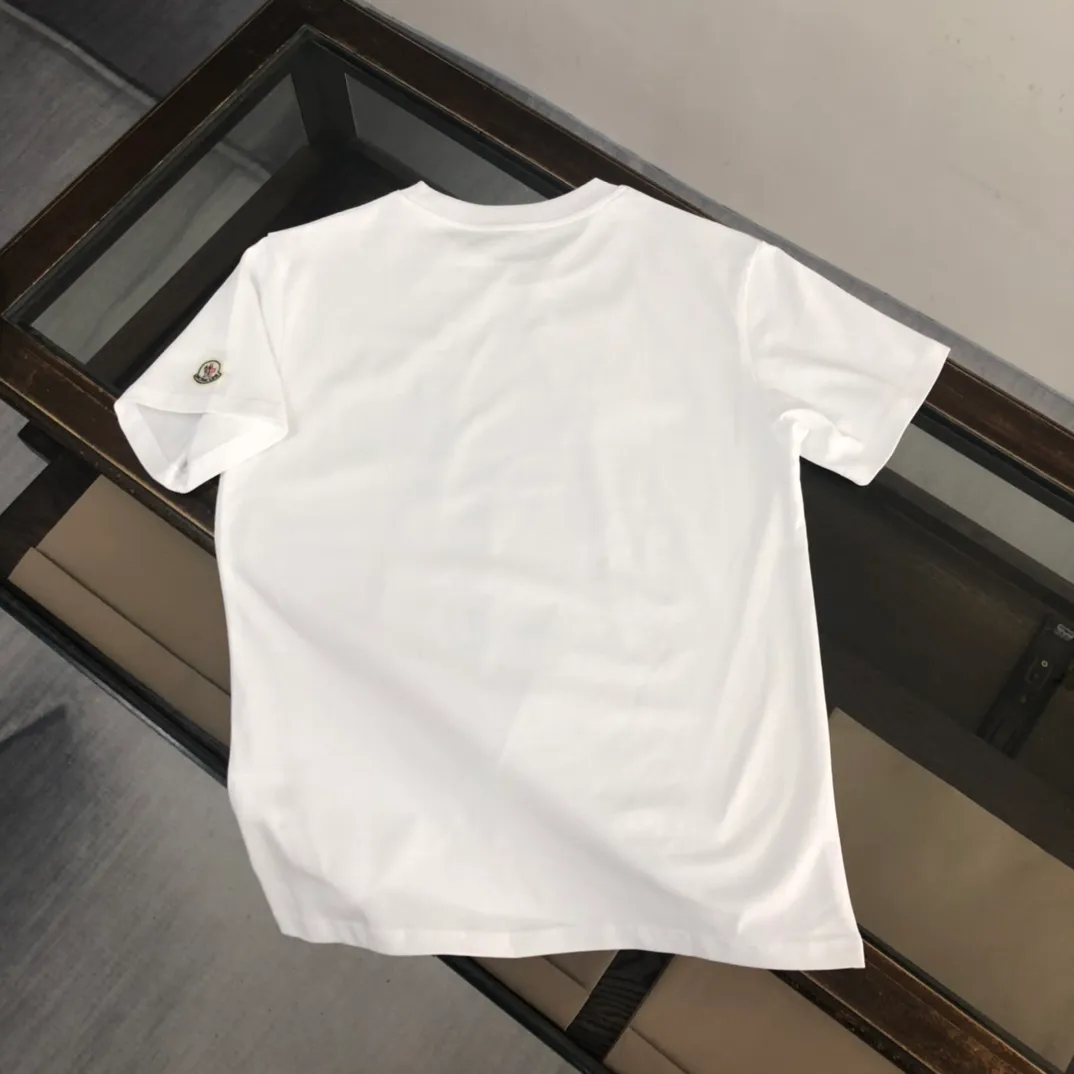 P160 🔥MONCLER Mengkou’s latest trade order short-sleeved T-shirt, in full condition! ! Logo printed on the chest! The upper body is comfortable and breathable, not stiff, and has a rich three-dimensional feel overall. It is a quality export order. It meets the simple needs of commuters for dressing. The upper body effect is very good, slimming, and not picky about the figure. The fabric workmanship... is impeccable. Only good workmanship and good fabrics can make you wear a good taste. It is a must-have item for everyone! Size: Black White Size: S～XL