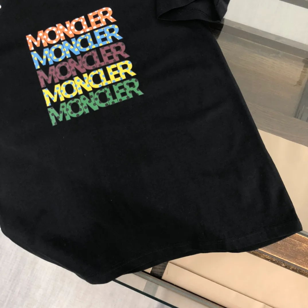 P150 Moncler 2025 new men's round neck short-sleeved couple's T-shirt, new spring and summer product, high quality 🔥🔥Fashionable and versatile, customized imported fabrics, comfortable to wear, breathable, fashionable without losing personality, casual and casual upper body, handsome and stylish, showing the temperament of a big brand. All three standards are complete! ! Color: black white Size: S-XL (loose fit)