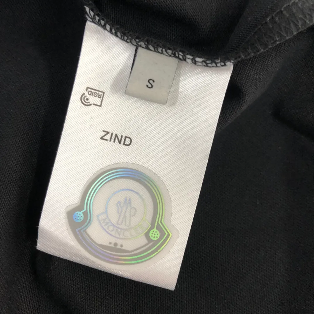 P150 Moncler 2025 new men's round neck short-sleeved couple's T-shirt, new spring and summer product, high quality 🔥🔥Fashionable and versatile, customized imported fabrics, comfortable to wear, breathable, fashionable without losing personality, casual and casual upper body, handsome and stylish, showing the temperament of a big brand. All three standards are complete! ! Color: black white Size: S-XL (loose fit)
