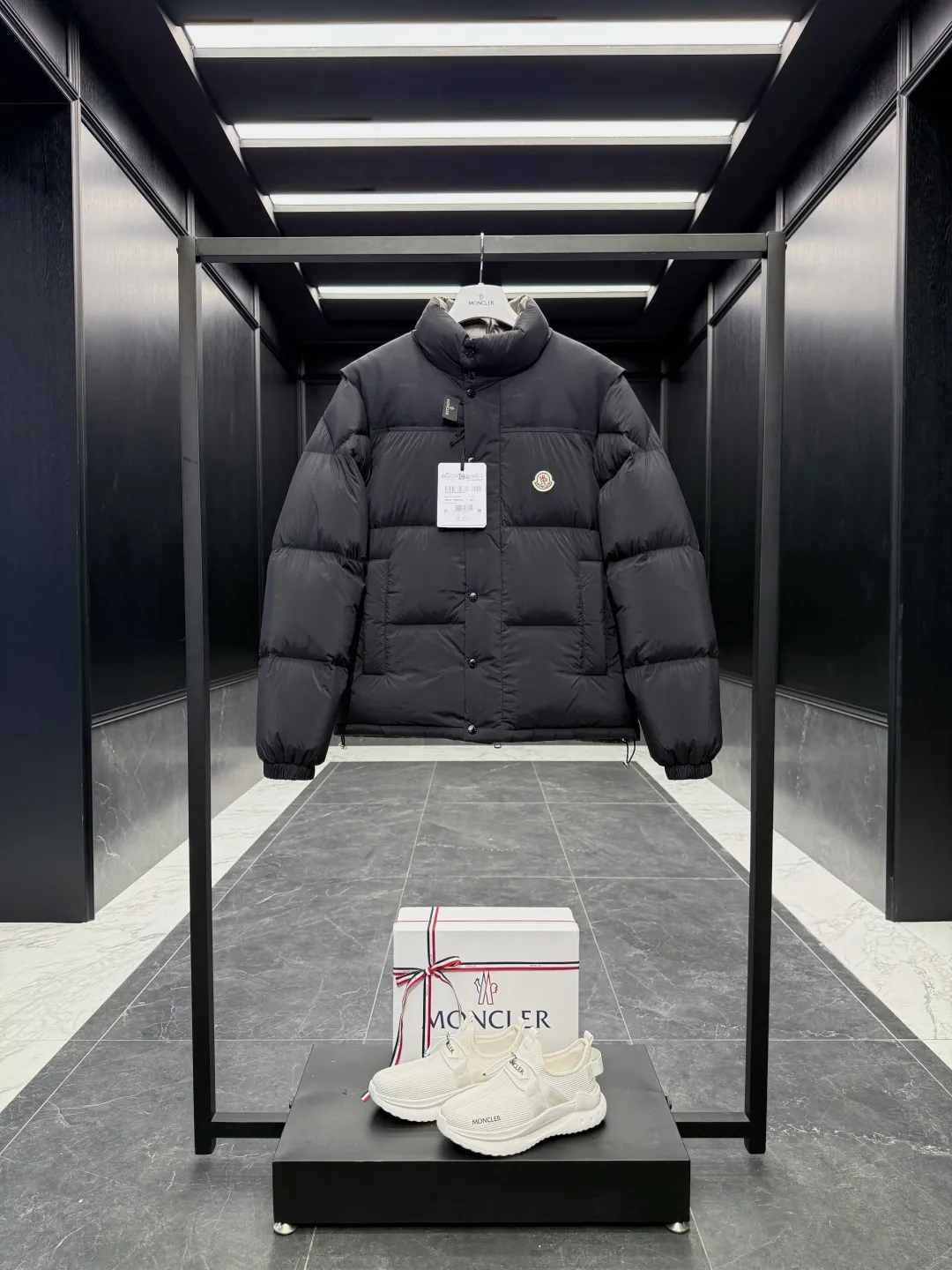 P1320 Premium down ⬆️Moncler Verone (variable styles) men's double-sided short down jacket. One piece of clothing, four styles. Reversible jacket/reversible vest. ⚠️Special-grade original weight version. 95 gooseneck filling. Original three colors 6w+ purchase and development. 0 color difference three-color push. Distinguish all low-end random versions in the market. Original replacement fabrics ➕ Original matching hardware. Feel free to compare across the entire network. 🎁The factory comes standard with a full set of counter gift box packaging. (Original airplane box, original shopping bag, original dust cover, original hanger, original thank you card, original ribbon, upgraded original oversized magnetic gift box.) The Moncler Verone men's double-sided down jacket is a new interpretation of the brand's iconic down jacket style, which can be transformed into various styles.  Moncler Verone reinterprets the classic down jacket from the 1980s. Fashionable and avant-garde, the double-sided design is equipped with detachable sleeves and can also be worn as a vest, allowing it to be transformed into various styles. Made of soft, tear-resistant matte-coated nylon on one side and glossy polyester on the other. This two-in-one style features logo canvas yoke and a drawstring hem for a comfortable fit. Details •Made from coated washed nylon •Polyester lining •Reversible fit •Down-filled ���Nylon canvas jacquard yoke •Removable sleeves •Reversible two-way loop zipper and snap-button closure •Reversible zip pockets •Elasticized drawstring hem •Synthetic material with topstitching and textile logo Size: 1-5 Black/Brown/Beige D00880