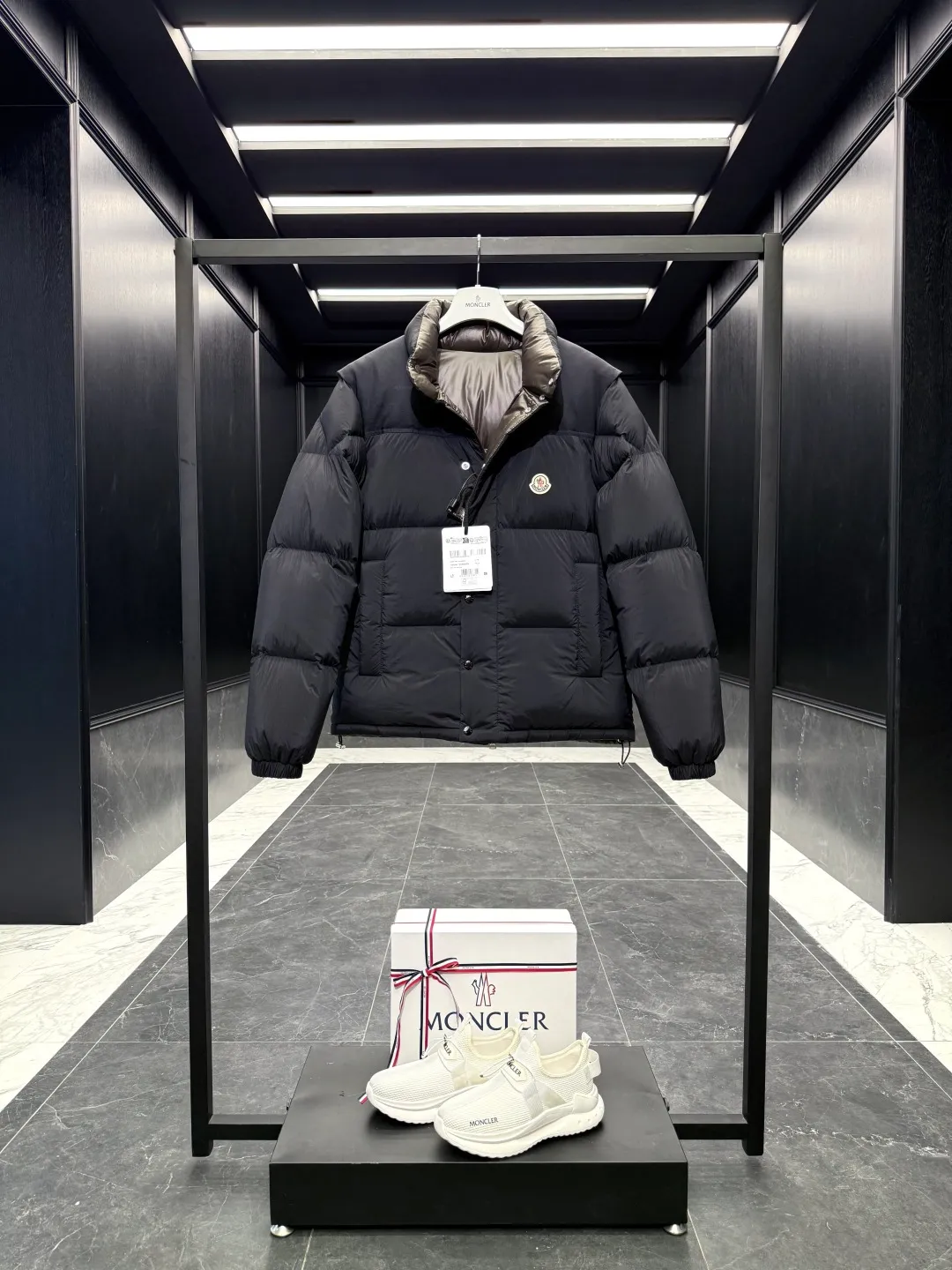P1320 Premium down ⬆️Moncler Verone (variable styles) men's double-sided short down jacket. One piece of clothing, four styles. Reversible jacket/reversible vest. ⚠️Special-grade original weight version. 95 gooseneck filling. Original three colors 6w+ purchase and development. 0 color difference three-color push. Distinguish all low-end random versions in the market. Original replacement fabrics ➕ Original matching hardware. Feel free to compare across the entire network. 🎁The factory comes standard with a full set of counter gift box packaging. (Original airplane box, original shopping bag, original dust cover, original hanger, original thank you card, original ribbon, upgraded original oversized magnetic gift box.) The Moncler Verone men's double-sided down jacket is a new interpretation of the brand's iconic down jacket style, which can be transformed into various styles.  Moncler Verone reinterprets the classic down jacket from the 1980s. Fashionable and avant-garde, the double-sided design is equipped with detachable sleeves and can also be worn as a vest, allowing it to be transformed into various styles. Made of soft, tear-resistant matte-coated nylon on one side and glossy polyester on the other. This two-in-one style features logo canvas yoke and a drawstring hem for a comfortable fit. Details •Made from coated washed nylon •Polyester lining •Reversible fit •Down-filled ���Nylon canvas jacquard yoke •Removable sleeves •Reversible two-way loop zipper and snap-button closure •Reversible zip pockets •Elasticized drawstring hem •Synthetic material with topstitching and textile logo Size: 1-5 Black/Brown/Beige D00880