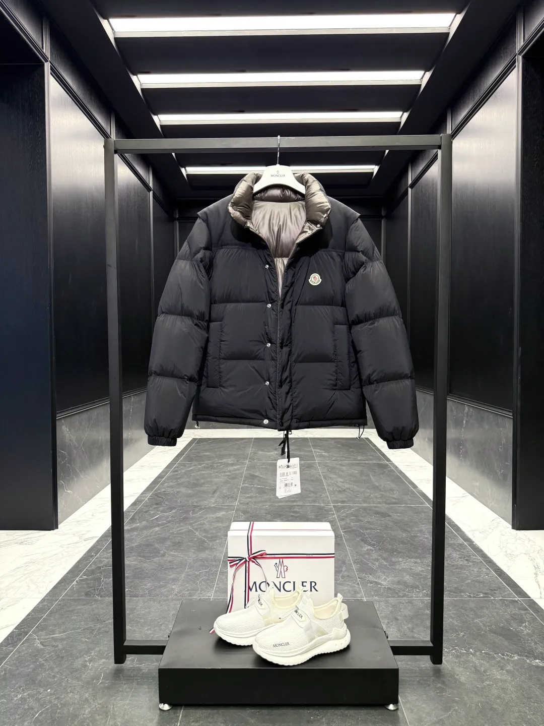 P1320 Premium down ⬆️Moncler Verone (variable styles) men's double-sided short down jacket. One piece of clothing, four styles. Reversible jacket/reversible vest. ⚠️Special-grade original weight version. 95 gooseneck filling. Original three colors 6w+ purchase and development. 0 color difference three-color push. Distinguish all low-end random versions in the market. Original replacement fabrics ➕ Original matching hardware. Feel free to compare across the entire network. 🎁The factory comes standard with a full set of counter gift box packaging. (Original airplane box, original shopping bag, original dust cover, original hanger, original thank you card, original ribbon, upgraded original oversized magnetic gift box.) The Moncler Verone men's double-sided down jacket is a new interpretation of the brand's iconic down jacket style, which can be transformed into various styles.  Moncler Verone reinterprets the classic down jacket from the 1980s. Fashionable and avant-garde, the double-sided design is equipped with detachable sleeves and can also be worn as a vest, allowing it to be transformed into various styles. Made of soft, tear-resistant matte-coated nylon on one side and glossy polyester on the other. This two-in-one style features logo canvas yoke and a drawstring hem for a comfortable fit. Details •Made from coated washed nylon •Polyester lining •Reversible fit •Down-filled ���Nylon canvas jacquard yoke •Removable sleeves •Reversible two-way loop zipper and snap-button closure •Reversible zip pockets •Elasticized drawstring hem •Synthetic material with topstitching and textile logo Size: 1-5 Black/Brown/Beige D00880