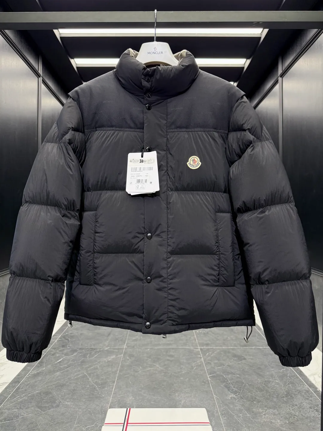 P1320 Premium down ⬆️Moncler Verone (variable styles) men's double-sided short down jacket. One piece of clothing, four styles. Reversible jacket/reversible vest. ⚠️Special-grade original weight version. 95 gooseneck filling. Original three colors 6w+ purchase and development. 0 color difference three-color push. Distinguish all low-end random versions in the market. Original replacement fabrics ➕ Original matching hardware. Feel free to compare across the entire network. 🎁The factory comes standard with a full set of counter gift box packaging. (Original airplane box, original shopping bag, original dust cover, original hanger, original thank you card, original ribbon, upgraded original oversized magnetic gift box.) The Moncler Verone men's double-sided down jacket is a new interpretation of the brand's iconic down jacket style, which can be transformed into various styles.  Moncler Verone reinterprets the classic down jacket from the 1980s. Fashionable and avant-garde, the double-sided design is equipped with detachable sleeves and can also be worn as a vest, allowing it to be transformed into various styles. Made of soft, tear-resistant matte-coated nylon on one side and glossy polyester on the other. This two-in-one style features logo canvas yoke and a drawstring hem for a comfortable fit. Details •Made from coated washed nylon •Polyester lining •Reversible fit •Down-filled ���Nylon canvas jacquard yoke •Removable sleeves •Reversible two-way loop zipper and snap-button closure •Reversible zip pockets •Elasticized drawstring hem •Synthetic material with topstitching and textile logo Size: 1-5 Black/Brown/Beige D00880