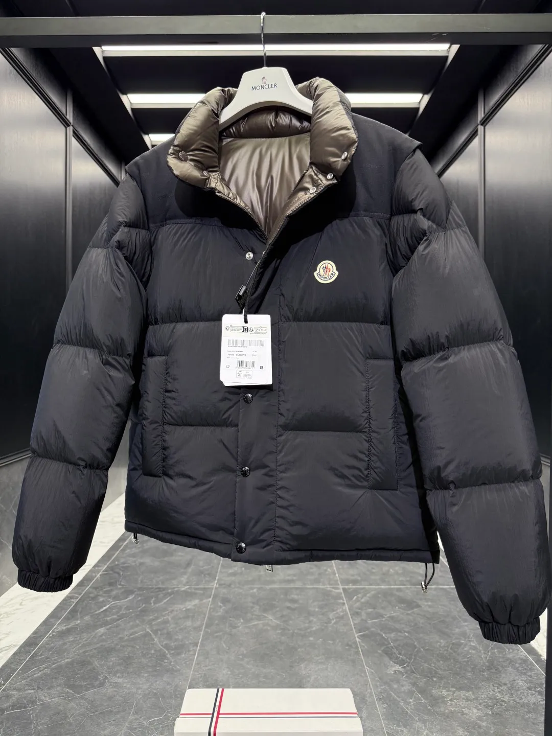 P1320 Premium down ⬆️Moncler Verone (variable styles) men's double-sided short down jacket. One piece of clothing, four styles. Reversible jacket/reversible vest. ⚠️Special-grade original weight version. 95 gooseneck filling. Original three colors 6w+ purchase and development. 0 color difference three-color push. Distinguish all low-end random versions in the market. Original replacement fabrics ➕ Original matching hardware. Feel free to compare across the entire network. 🎁The factory comes standard with a full set of counter gift box packaging. (Original airplane box, original shopping bag, original dust cover, original hanger, original thank you card, original ribbon, upgraded original oversized magnetic gift box.) The Moncler Verone men's double-sided down jacket is a new interpretation of the brand's iconic down jacket style, which can be transformed into various styles.  Moncler Verone reinterprets the classic down jacket from the 1980s. Fashionable and avant-garde, the double-sided design is equipped with detachable sleeves and can also be worn as a vest, allowing it to be transformed into various styles. Made of soft, tear-resistant matte-coated nylon on one side and glossy polyester on the other. This two-in-one style features logo canvas yoke and a drawstring hem for a comfortable fit. Details •Made from coated washed nylon •Polyester lining •Reversible fit •Down-filled ���Nylon canvas jacquard yoke •Removable sleeves •Reversible two-way loop zipper and snap-button closure •Reversible zip pockets •Elasticized drawstring hem •Synthetic material with topstitching and textile logo Size: 1-5 Black/Brown/Beige D00880