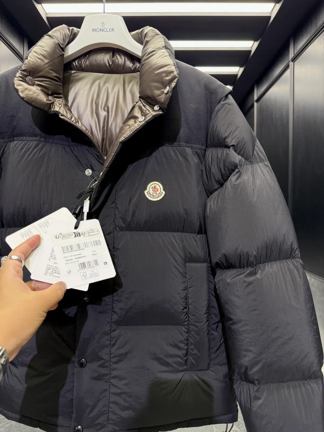 P1320 Premium down ⬆️Moncler Verone (variable styles) men's double-sided short down jacket. One piece of clothing, four styles. Reversible jacket/reversible vest. ⚠️Special-grade original weight version. 95 gooseneck filling. Original three colors 6w+ purchase and development. 0 color difference three-color push. Distinguish all low-end random versions in the market. Original replacement fabrics ➕ Original matching hardware. Feel free to compare across the entire network. 🎁The factory comes standard with a full set of counter gift box packaging. (Original airplane box, original shopping bag, original dust cover, original hanger, original thank you card, original ribbon, upgraded original oversized magnetic gift box.) The Moncler Verone men's double-sided down jacket is a new interpretation of the brand's iconic down jacket style, which can be transformed into various styles.  Moncler Verone reinterprets the classic down jacket from the 1980s. Fashionable and avant-garde, the double-sided design is equipped with detachable sleeves and can also be worn as a vest, allowing it to be transformed into various styles. Made of soft, tear-resistant matte-coated nylon on one side and glossy polyester on the other. This two-in-one style features logo canvas yoke and a drawstring hem for a comfortable fit. Details •Made from coated washed nylon •Polyester lining •Reversible fit •Down-filled ���Nylon canvas jacquard yoke •Removable sleeves •Reversible two-way loop zipper and snap-button closure •Reversible zip pockets •Elasticized drawstring hem •Synthetic material with topstitching and textile logo Size: 1-5 Black/Brown/Beige D00880