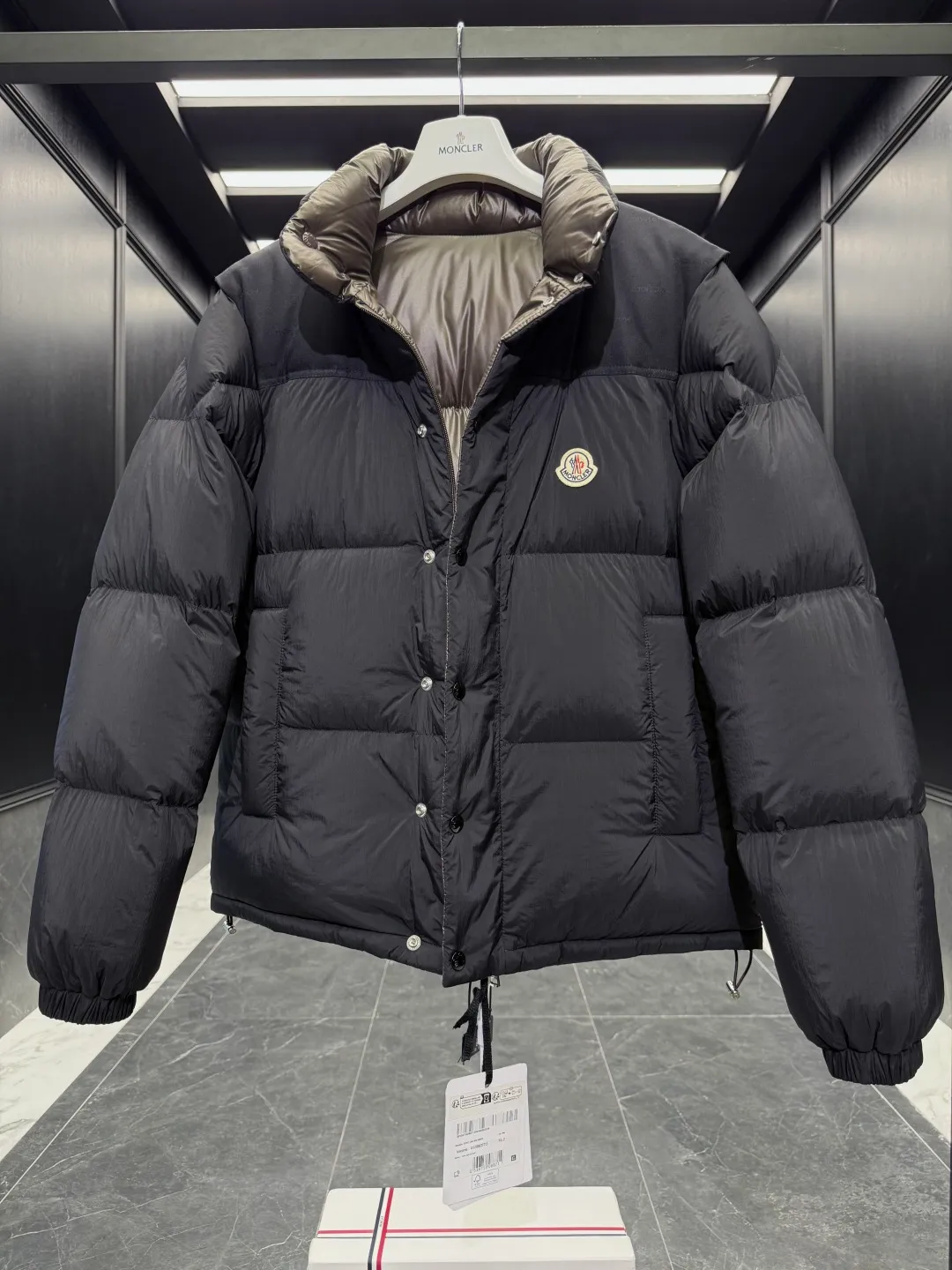 P1320 Premium down ⬆️Moncler Verone (variable styles) men's double-sided short down jacket. One piece of clothing, four styles. Reversible jacket/reversible vest. ⚠️Special-grade original weight version. 95 gooseneck filling. Original three colors 6w+ purchase and development. 0 color difference three-color push. Distinguish all low-end random versions in the market. Original replacement fabrics ➕ Original matching hardware. Feel free to compare across the entire network. 🎁The factory comes standard with a full set of counter gift box packaging. (Original airplane box, original shopping bag, original dust cover, original hanger, original thank you card, original ribbon, upgraded original oversized magnetic gift box.) The Moncler Verone men's double-sided down jacket is a new interpretation of the brand's iconic down jacket style, which can be transformed into various styles.  Moncler Verone reinterprets the classic down jacket from the 1980s. Fashionable and avant-garde, the double-sided design is equipped with detachable sleeves and can also be worn as a vest, allowing it to be transformed into various styles. Made of soft, tear-resistant matte-coated nylon on one side and glossy polyester on the other. This two-in-one style features logo canvas yoke and a drawstring hem for a comfortable fit. Details •Made from coated washed nylon •Polyester lining •Reversible fit •Down-filled ���Nylon canvas jacquard yoke •Removable sleeves •Reversible two-way loop zipper and snap-button closure •Reversible zip pockets •Elasticized drawstring hem •Synthetic material with topstitching and textile logo Size: 1-5 Black/Brown/Beige D00880