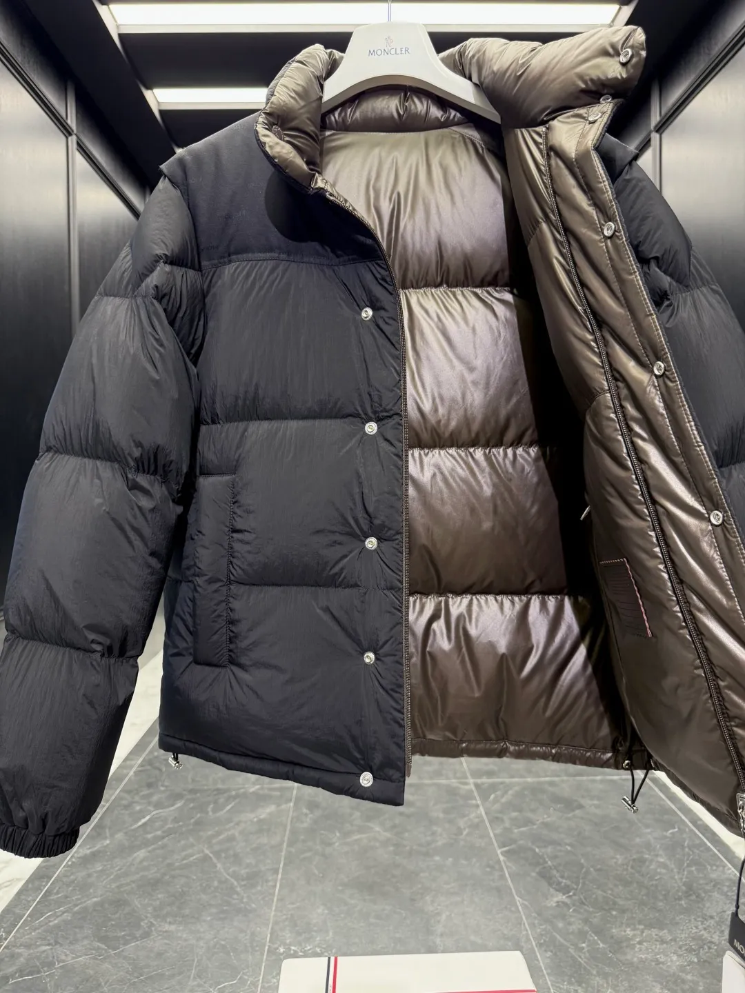 P1320 Premium down ⬆️Moncler Verone (variable styles) men's double-sided short down jacket. One piece of clothing, four styles. Reversible jacket/reversible vest. ⚠️Special-grade original weight version. 95 gooseneck filling. Original three colors 6w+ purchase and development. 0 color difference three-color push. Distinguish all low-end random versions in the market. Original replacement fabrics ➕ Original matching hardware. Feel free to compare across the entire network. 🎁The factory comes standard with a full set of counter gift box packaging. (Original airplane box, original shopping bag, original dust cover, original hanger, original thank you card, original ribbon, upgraded original oversized magnetic gift box.) The Moncler Verone men's double-sided down jacket is a new interpretation of the brand's iconic down jacket style, which can be transformed into various styles.  Moncler Verone reinterprets the classic down jacket from the 1980s. Fashionable and avant-garde, the double-sided design is equipped with detachable sleeves and can also be worn as a vest, allowing it to be transformed into various styles. Made of soft, tear-resistant matte-coated nylon on one side and glossy polyester on the other. This two-in-one style features logo canvas yoke and a drawstring hem for a comfortable fit. Details •Made from coated washed nylon •Polyester lining •Reversible fit •Down-filled ���Nylon canvas jacquard yoke •Removable sleeves •Reversible two-way loop zipper and snap-button closure •Reversible zip pockets •Elasticized drawstring hem •Synthetic material with topstitching and textile logo Size: 1-5 Black/Brown/Beige D00880