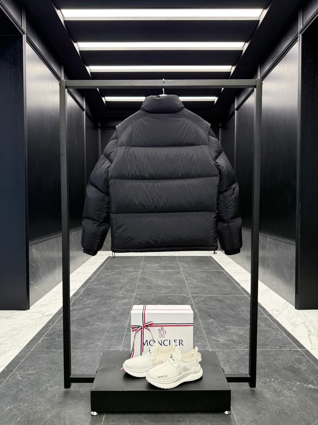 P1320 Premium down ⬆️Moncler Verone (variable styles) men's double-sided short down jacket. One piece of clothing, four styles. Reversible jacket/reversible vest. ⚠️Special-grade original weight version. 95 gooseneck filling. Original three colors 6w+ purchase and development. 0 color difference three-color push. Distinguish all low-end random versions in the market. Original replacement fabrics ➕ Original matching hardware. Feel free to compare across the entire network. 🎁The factory comes standard with a full set of counter gift box packaging. (Original airplane box, original shopping bag, original dust cover, original hanger, original thank you card, original ribbon, upgraded original oversized magnetic gift box.) The Moncler Verone men's double-sided down jacket is a new interpretation of the brand's iconic down jacket style, which can be transformed into various styles.  Moncler Verone reinterprets the classic down jacket from the 1980s. Fashionable and avant-garde, the double-sided design is equipped with detachable sleeves and can also be worn as a vest, allowing it to be transformed into various styles. Made of soft, tear-resistant matte-coated nylon on one side and glossy polyester on the other. This two-in-one style features logo canvas yoke and a drawstring hem for a comfortable fit. Details •Made from coated washed nylon •Polyester lining •Reversible fit •Down-filled ���Nylon canvas jacquard yoke •Removable sleeves •Reversible two-way loop zipper and snap-button closure •Reversible zip pockets •Elasticized drawstring hem •Synthetic material with topstitching and textile logo Size: 1-5 Black/Brown/Beige D00880
