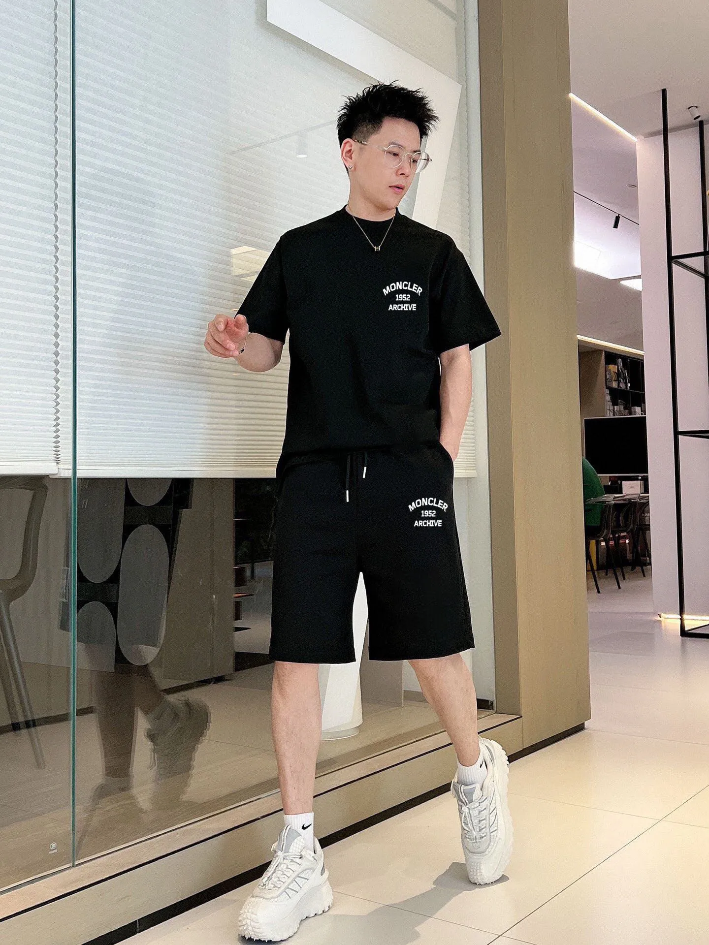 P280 Brand【MONCLER】2025 new men's short-sleeved shorts suit! Synchronous sales on the official website! High-end version on the market! It feels delicate and soft! Make you more comfortable to wear! The draped silhouette is awesome! Size: M-5XL (please state your height and weight when placing an order)