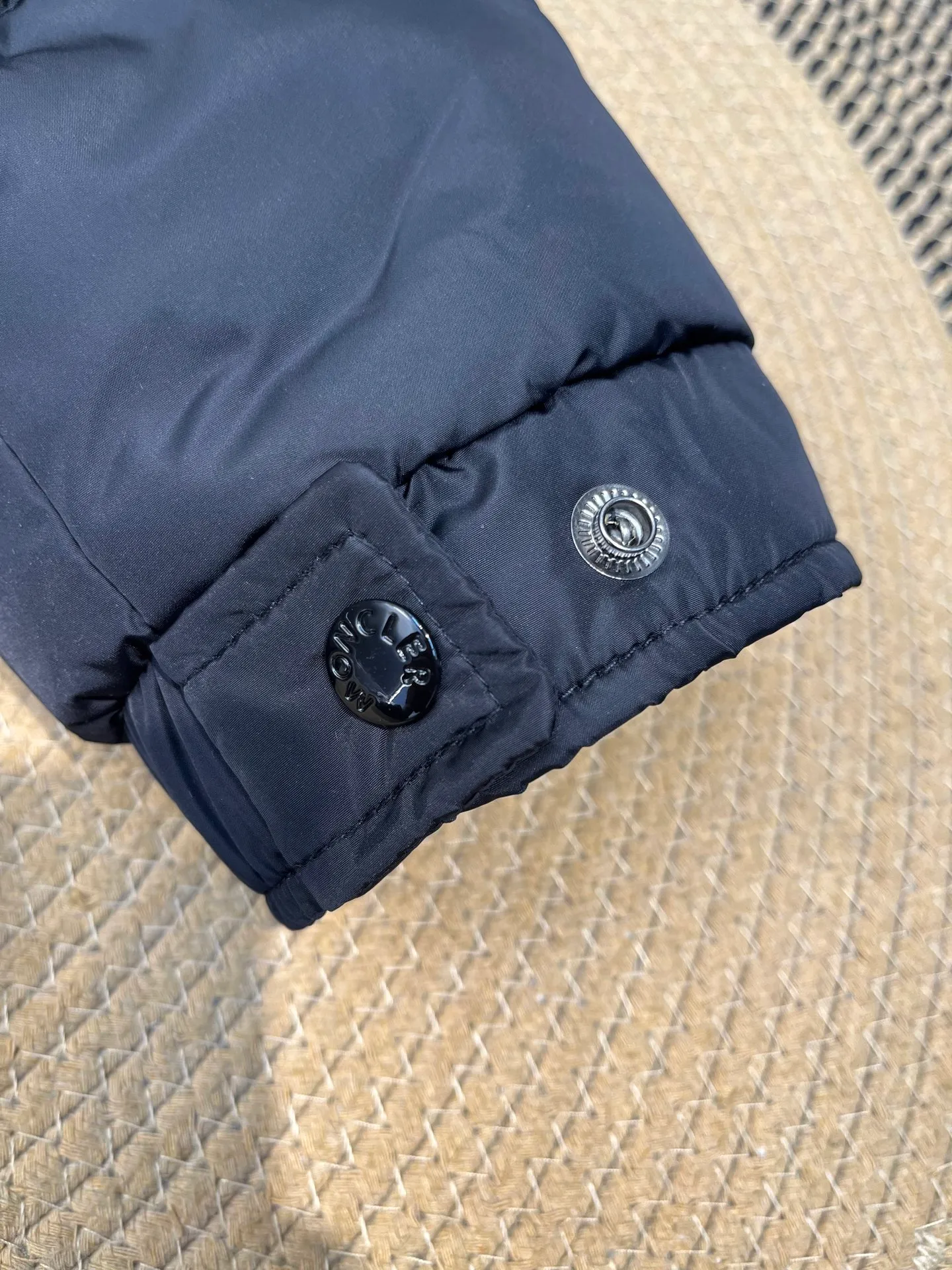 P900 Moncler 🌟Mouth cover New matte classic Maya for autumn and winter! Official website synchronized 🈶sale! Yuhuang's century-old evergreen series of products! The latest product from Mayan culture! 90 down filling, the fullness of the down can be seen with the naked eye. Disassembled, the fabric is soft and textured. It continues to be a hot seller, and the upper body is lighter and more comfortable. Color: black green yellow size: 12345