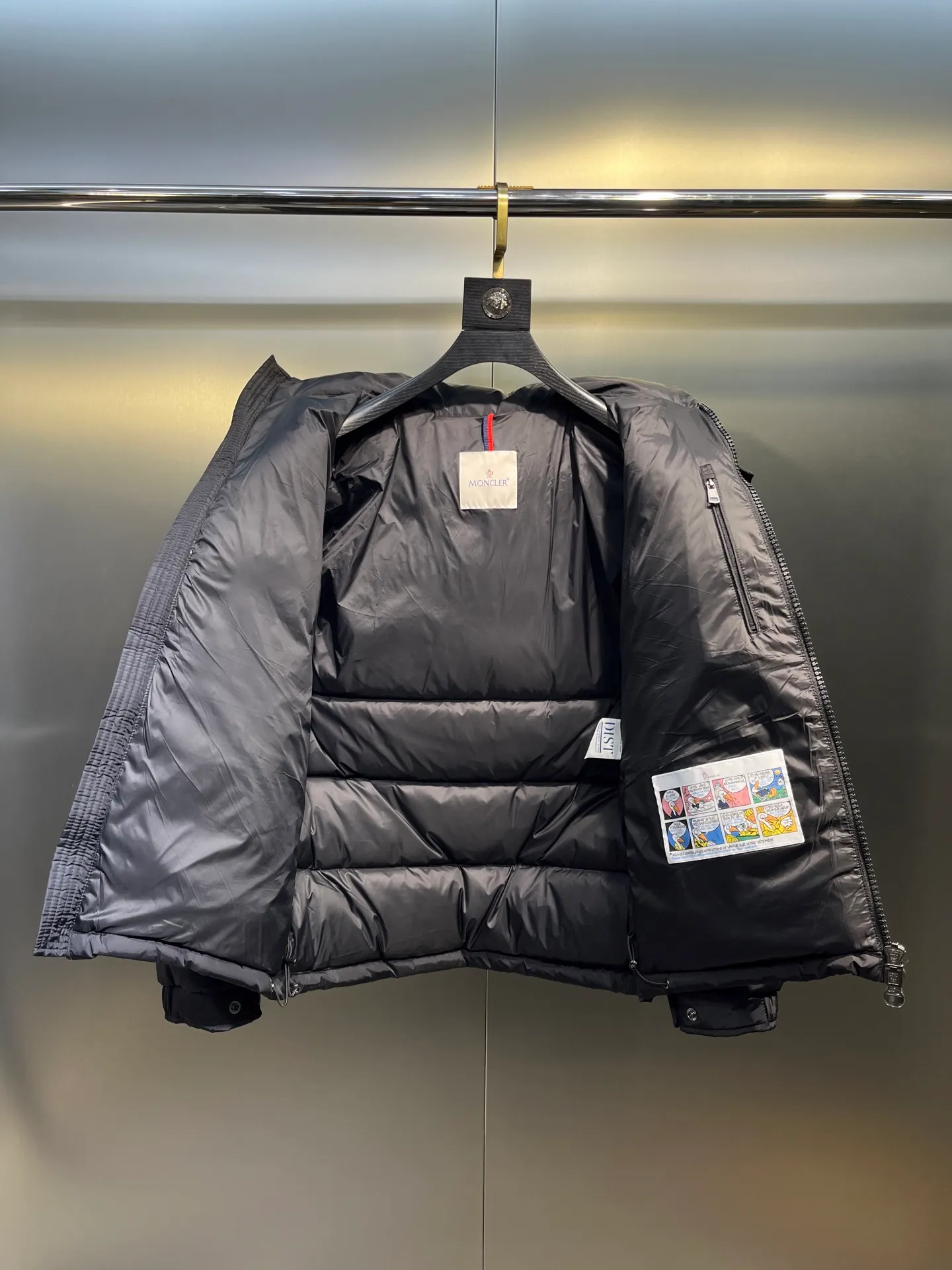 P900 Moncler 🌟Mouth cover New matte classic Maya for autumn and winter! Official website synchronized 🈶sale! Yuhuang's century-old evergreen series of products! The latest product from Mayan culture! 90 down filling, the fullness of the down can be seen with the naked eye. Disassembled, the fabric is soft and textured. It continues to be a hot seller, and the upper body is lighter and more comfortable. Color: black green yellow size: 12345