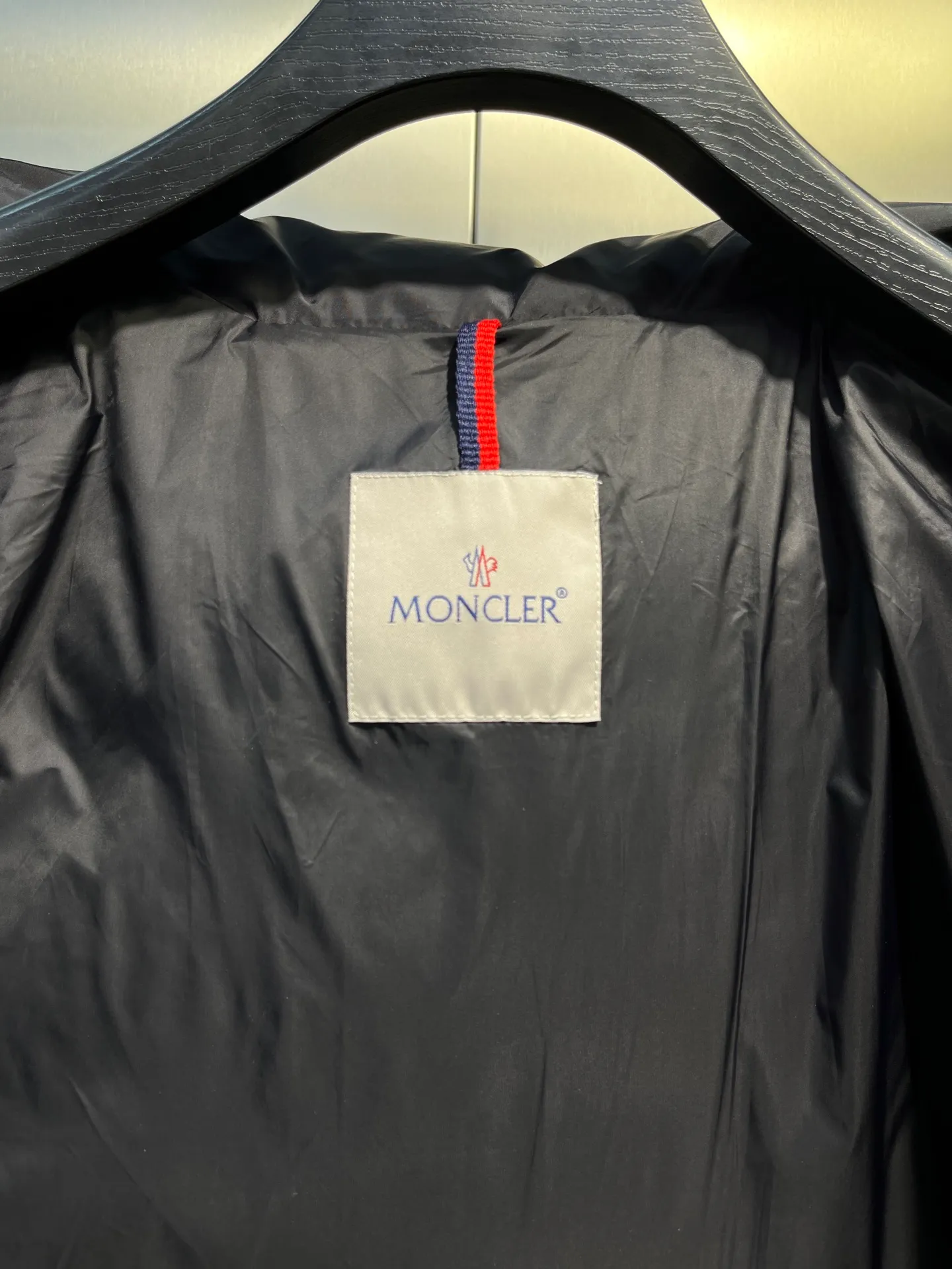 P900 Moncler 🌟Mouth cover New matte classic Maya for autumn and winter! Official website synchronized 🈶sale! Yuhuang's century-old evergreen series of products! The latest product from Mayan culture! 90 down filling, the fullness of the down can be seen with the naked eye. Disassembled, the fabric is soft and textured. It continues to be a hot seller, and the upper body is lighter and more comfortable. Color: black green yellow size: 12345